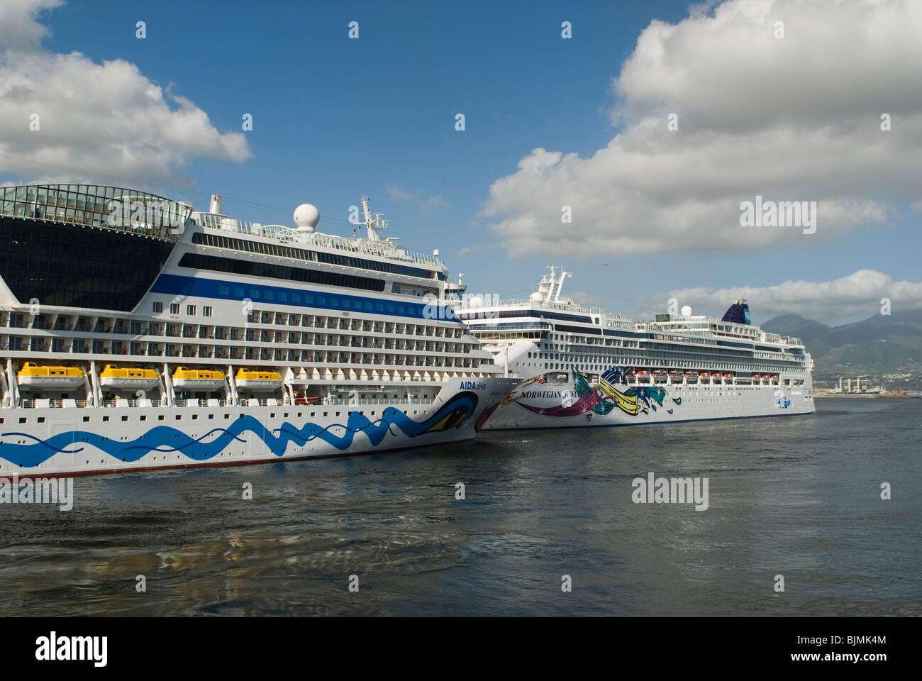 Italien, Kampanien, Neapel, Kreuzfahrtschiffe | Italy, Campania, Naples, cruise liners Stock Photo