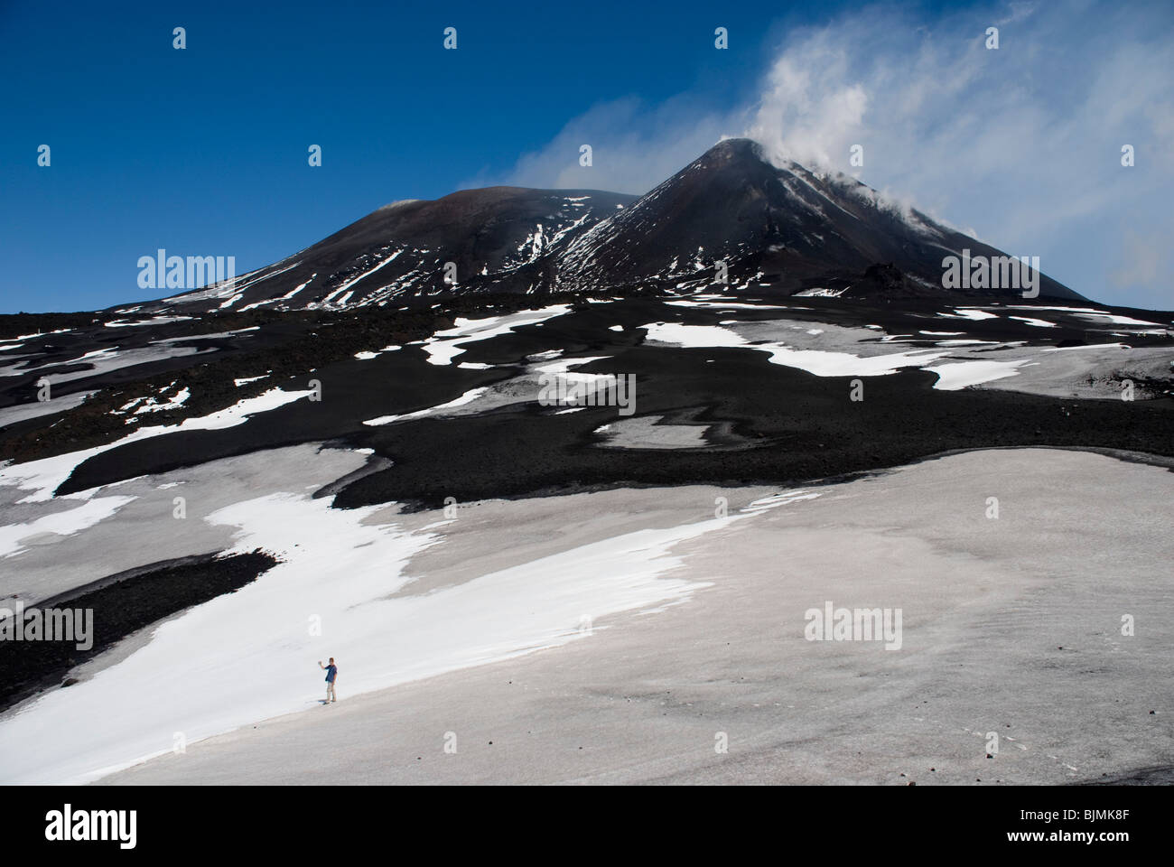 Italien, Sizilien, Ätna schwarze Lava und Schnee | Italy, Sicily, Mount Etna, black lava and snow Stock Photo