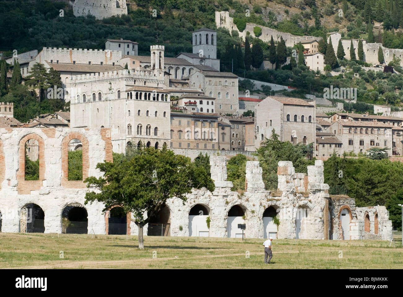 Italien, Umbrien, Blick auf Gubbio, römisches Ampitheater | Italy, Umbria, view on Gubbio, roman Amphitheatre Stock Photo