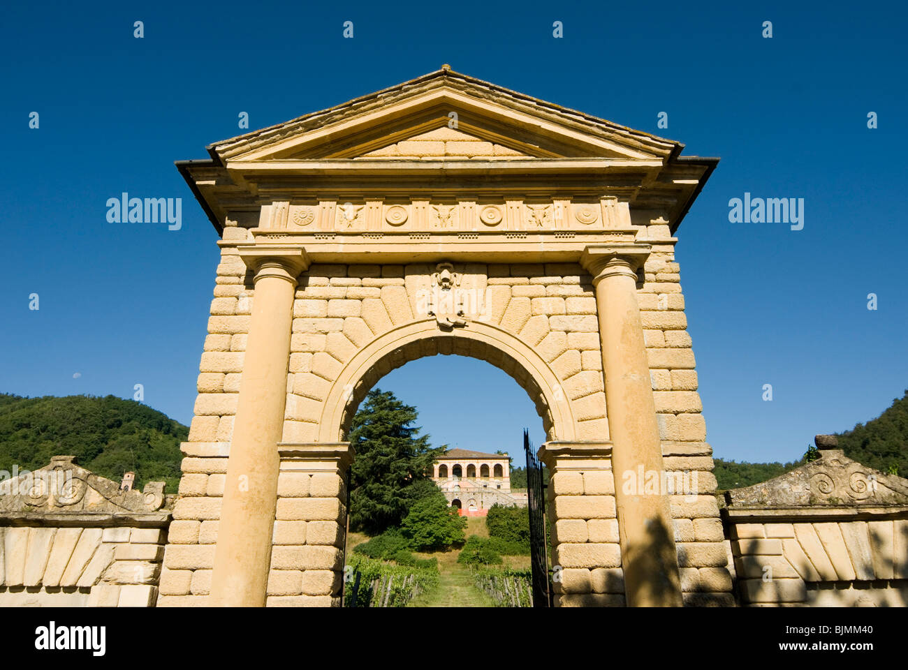 Italien, Euganeische Hügel bei Padua, Tor zu altem Gutshof | Italy, Colli Euganei, gate to old manor Stock Photo