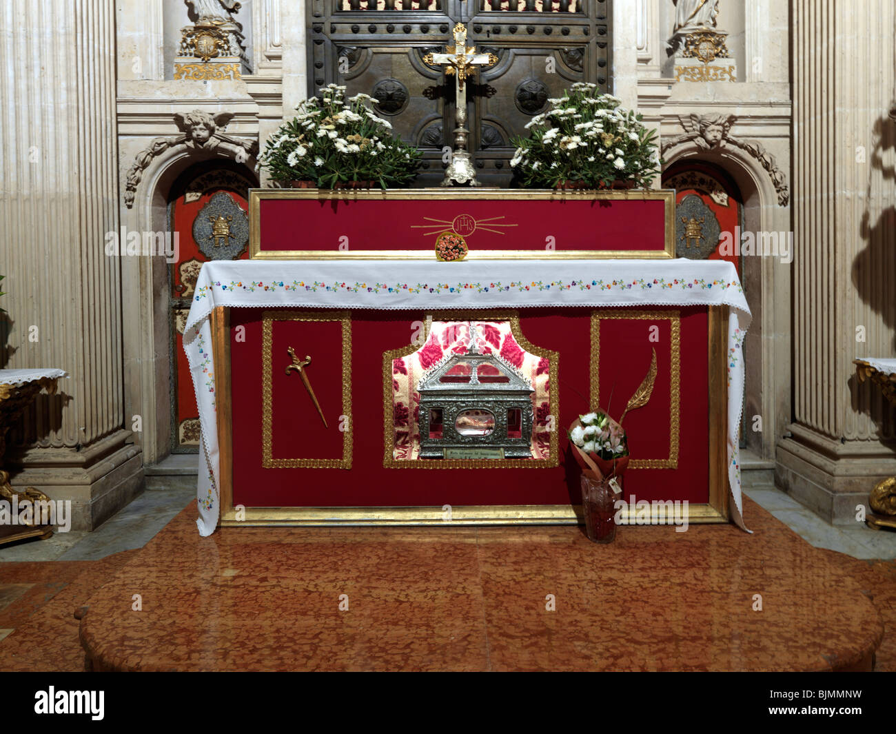 Syracuse Sicily Italy Syracuse Cathedral Saint Lucia Left Arm Encased In Glass On The Altar Stock Photo