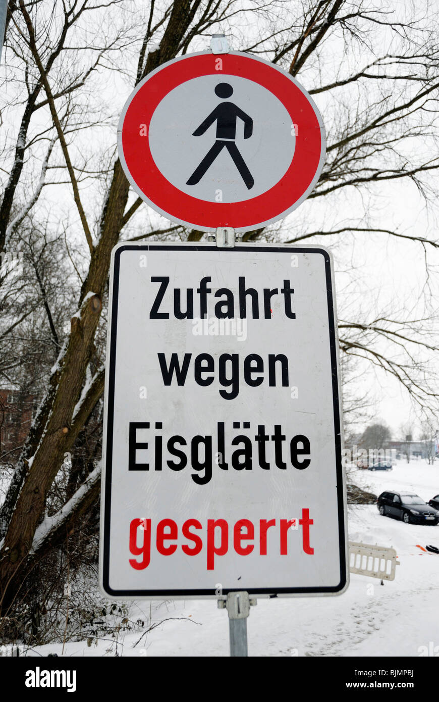 Sign, 'Zufahrt wegen Eisglaette gesperrt', access blocked due to icy roads Stock Photo