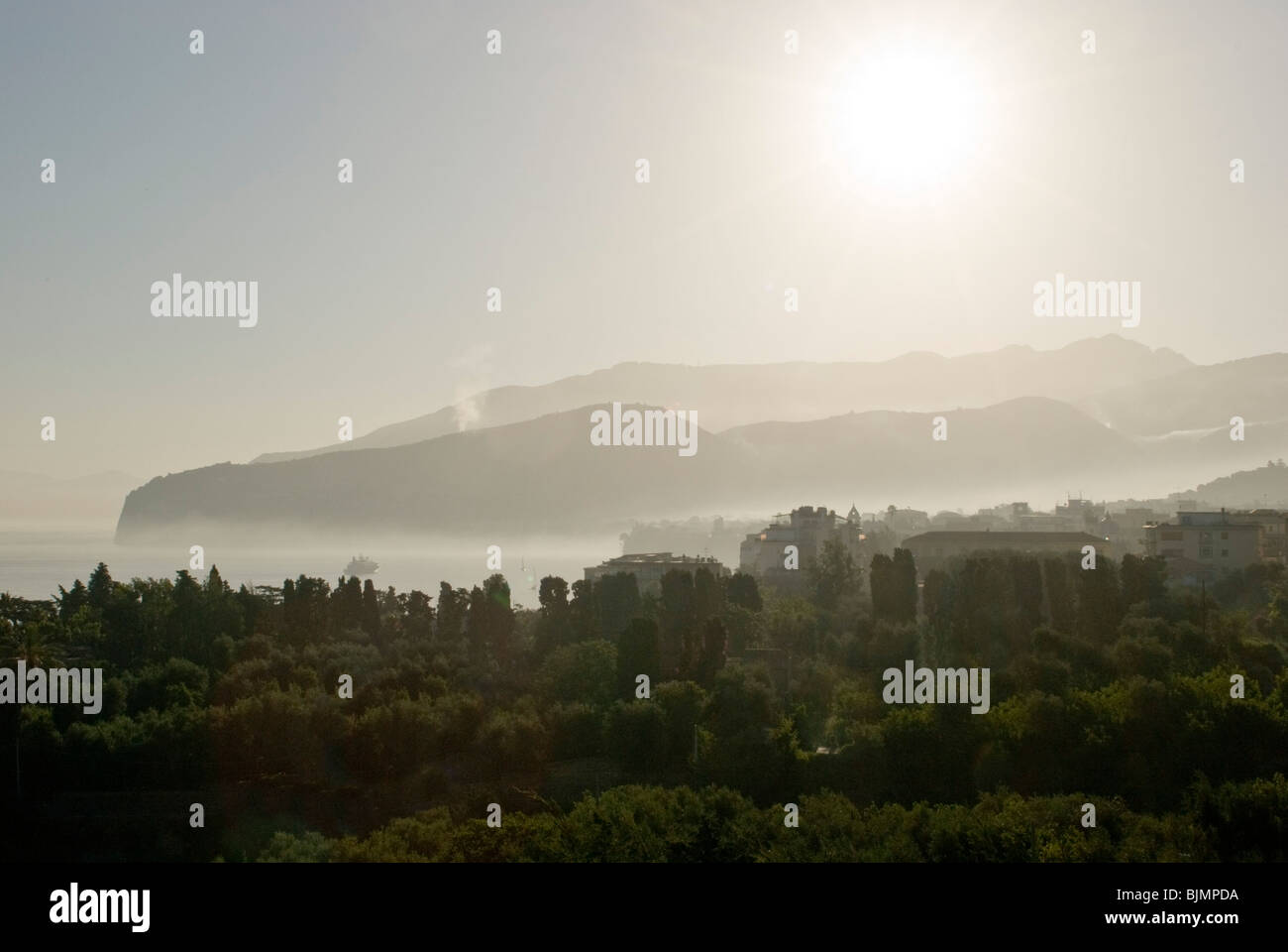 Italien, Kampanien, Sorrento, Küste, Berge im diesigen Morgenlicht | Italy, Campania, Sorrento, hills in morninglight Stock Photo