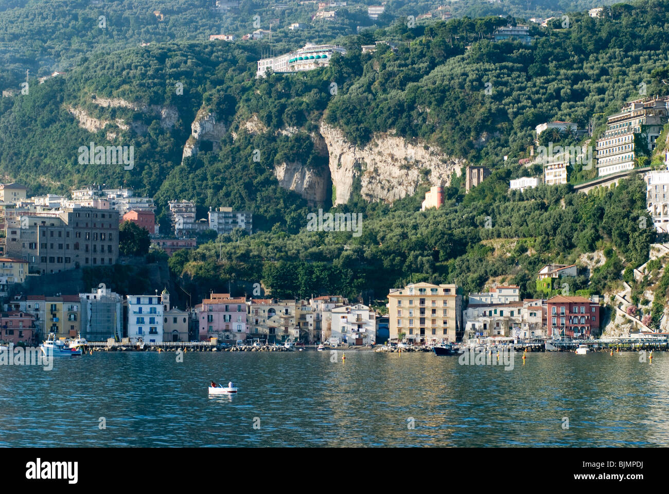 Italien, Kampanien, Sorrento, Stadt am Meer vom Wasser aus | Italy, Campania, Sorrento, town on the coast Stock Photo