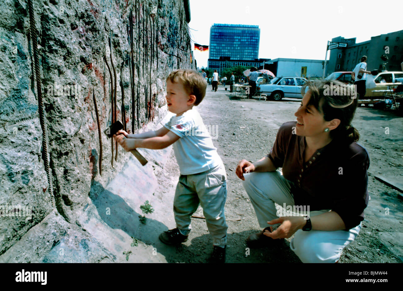 Berlin, Germany, Mother & Child Chipping at 'Berlin Wall', 1990, Vintage Photo, 1990s women Stock Photo