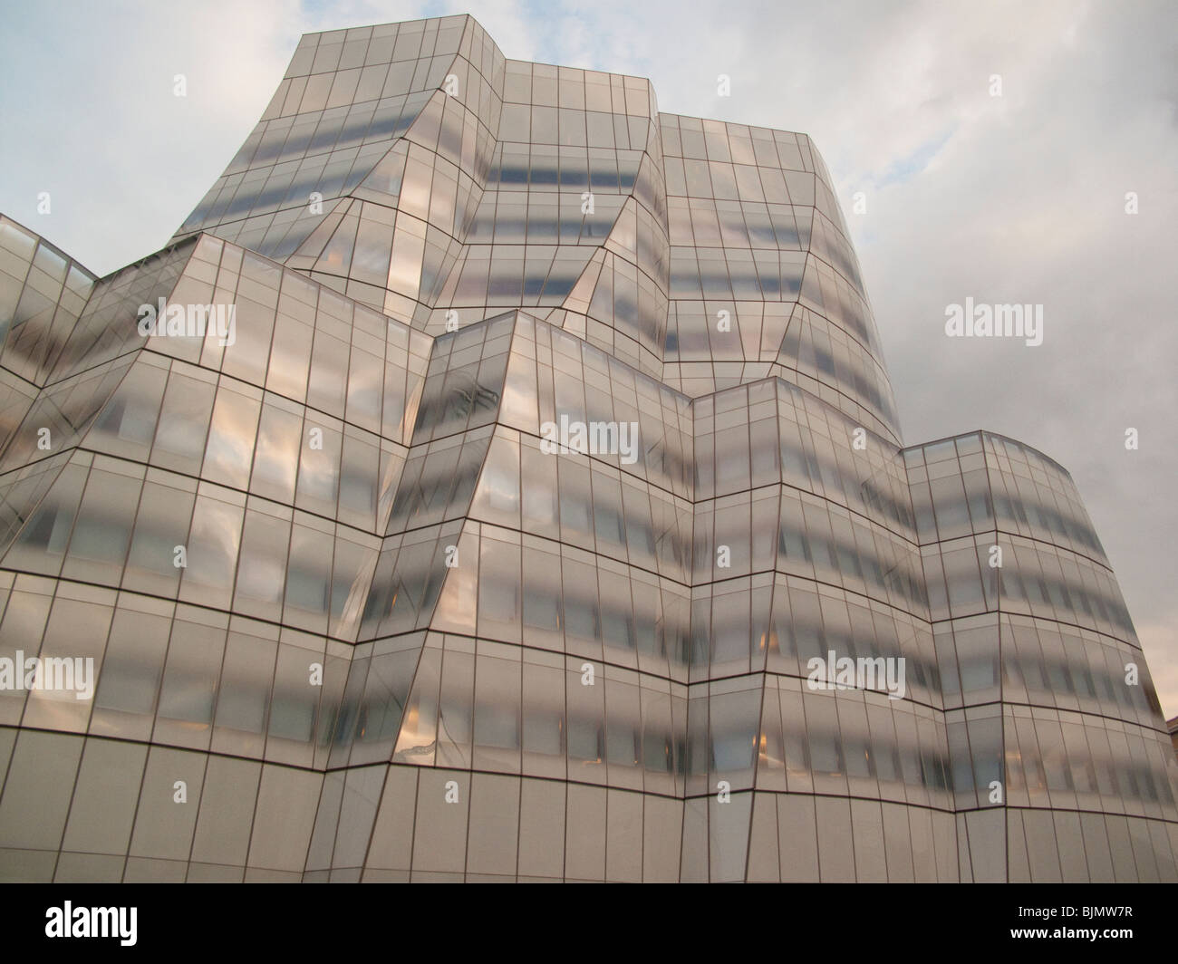Frank gehry building west side hi-res stock photography and images - Alamy