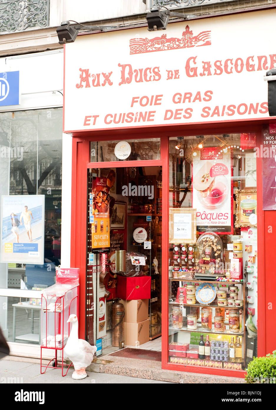 foie gras shop in paris Aux Ducs de Gascogne Stock Photo - Alamy