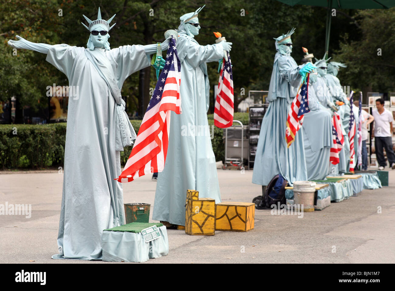 Performance artists dressed as the Statue of Liberty in New York Stock Photo