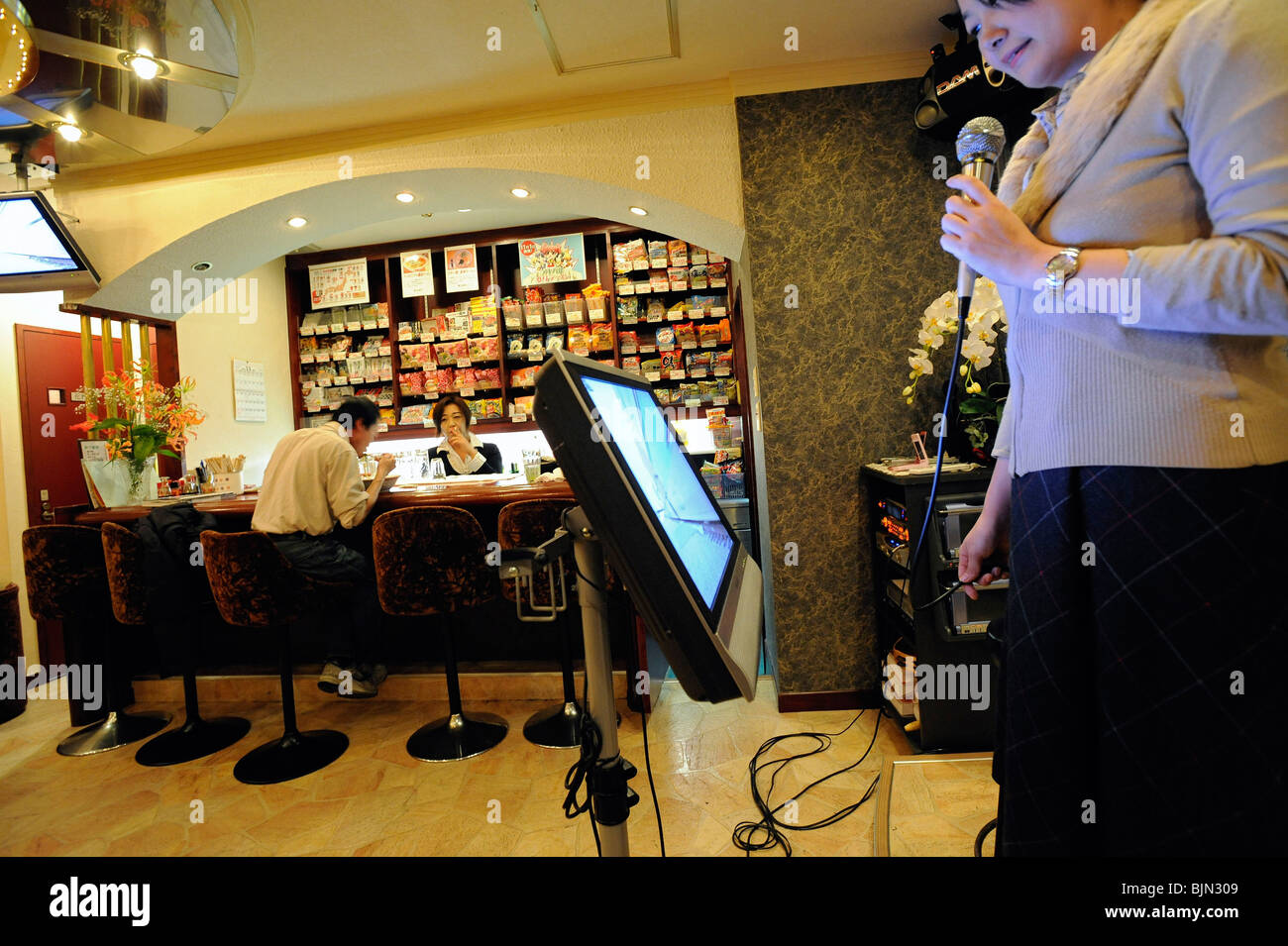 tokyo karaoke bar Stock Photo - Alamy