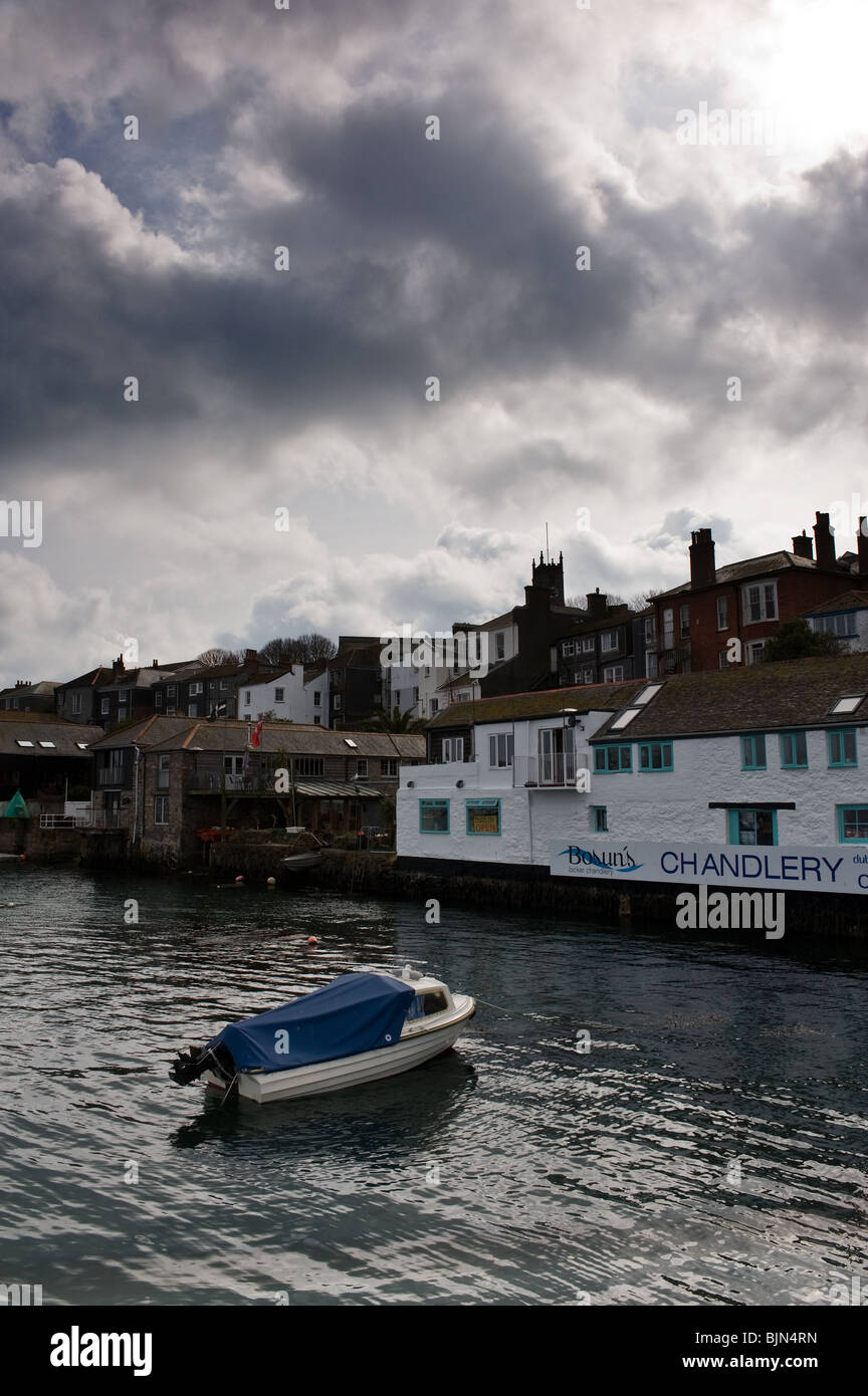 Small boats people moored hi-res stock photography and images - Alamy