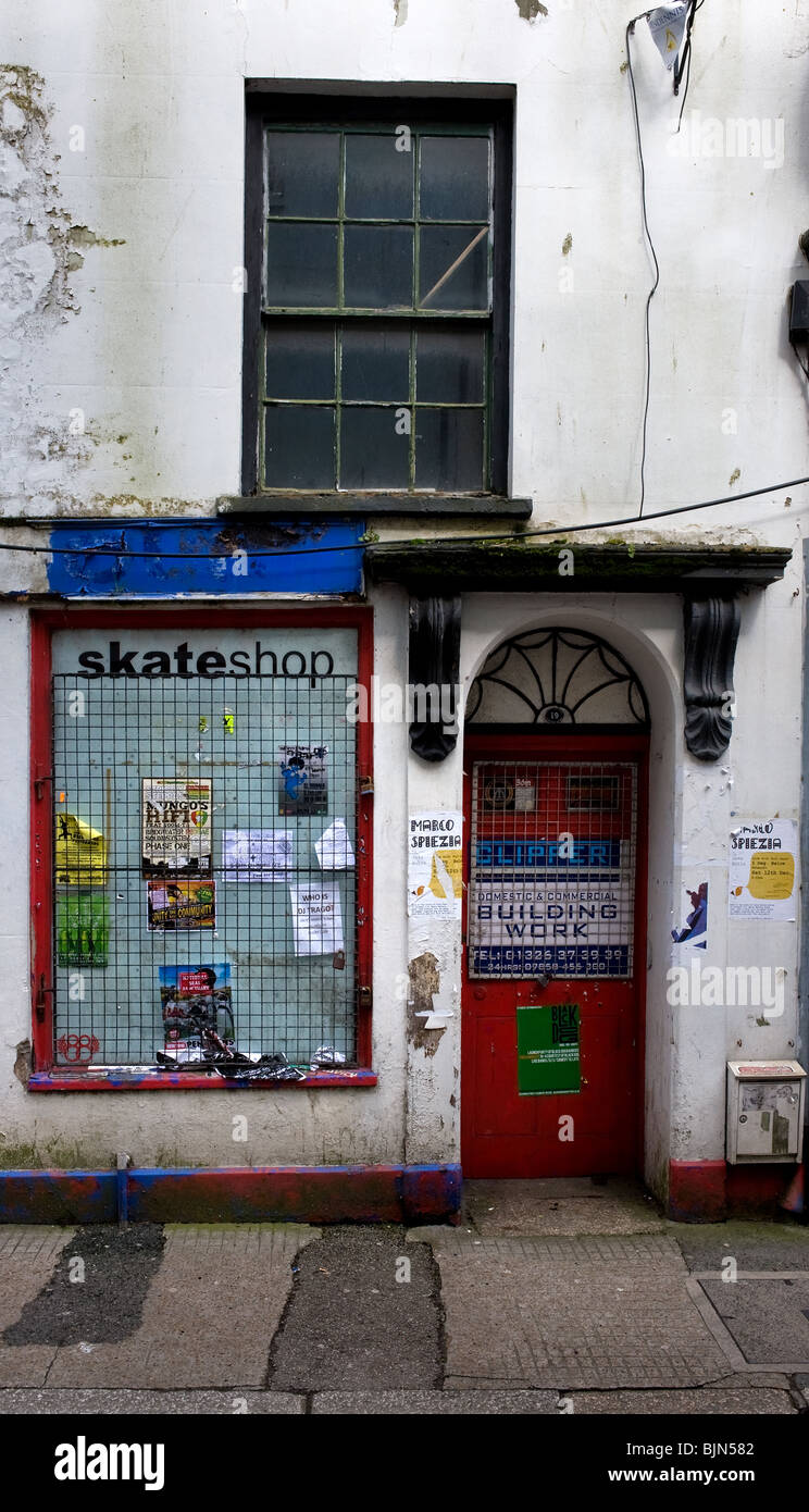 Dilapidated shop hi-res stock photography and images - Alamy