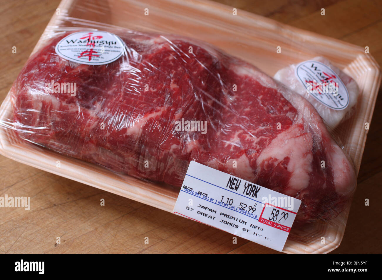 https://c8.alamy.com/comp/BJN5YF/raw-american-washugyu-strip-steak-in-package-BJN5YF.jpg