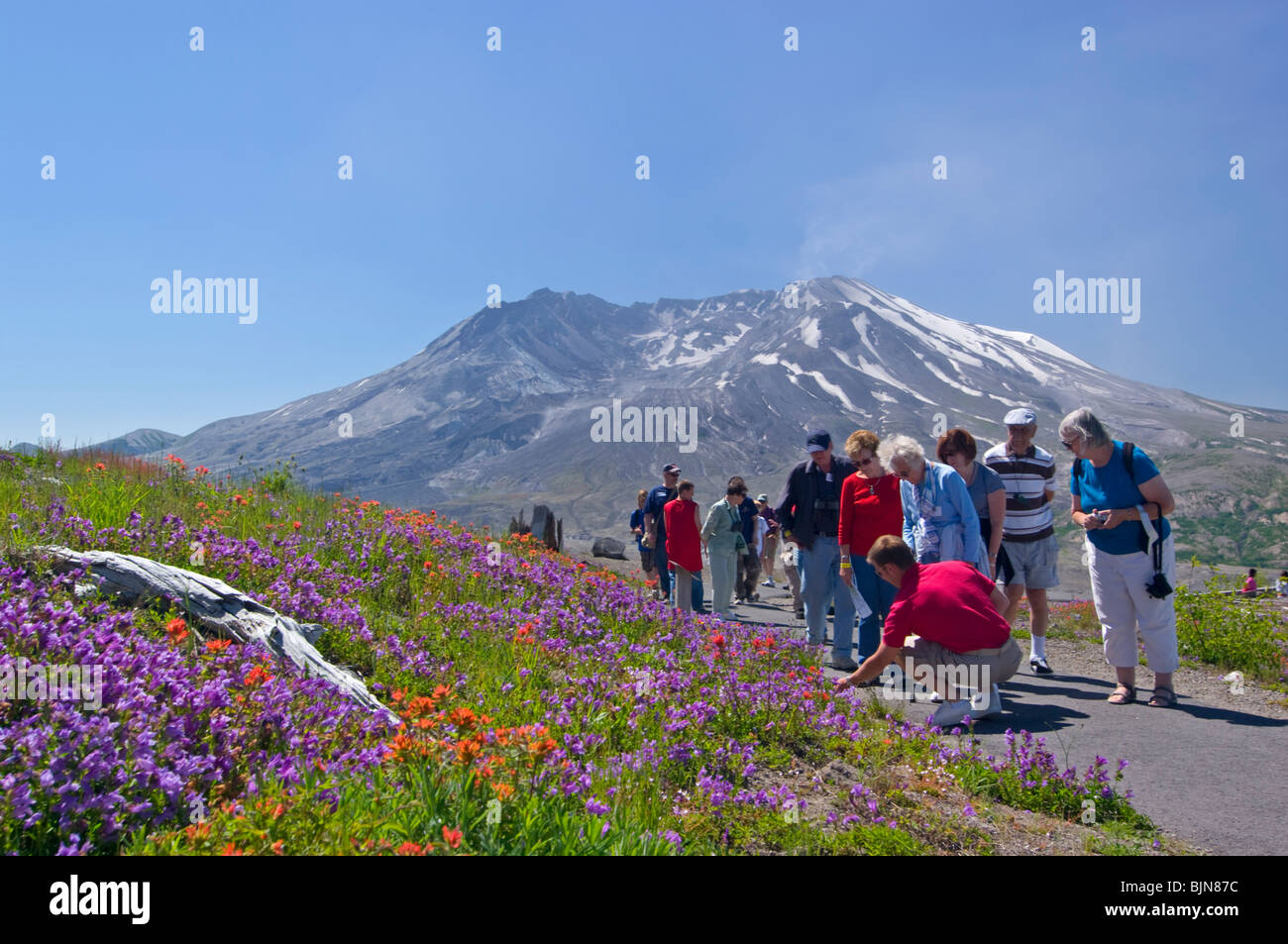 Guide shows a group of tourist around the visitors center in Mount Saint Helens Washington State Stock Photo
