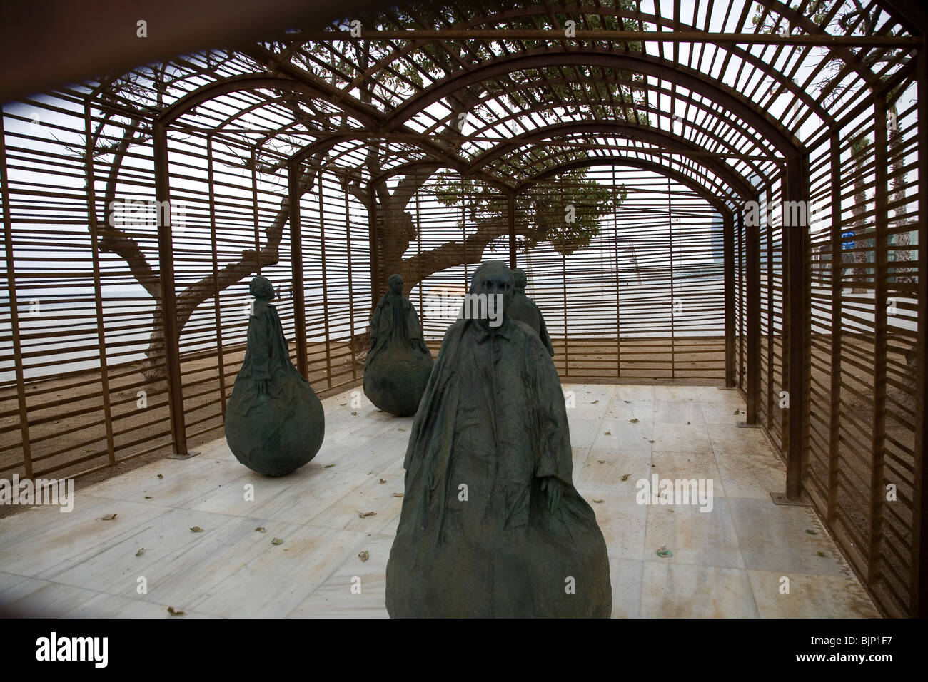 'Una habitacion donde siempre llueve' (A room were it always rains) - Sculpture by Juan Muñoz - Barceloneta Stock Photo