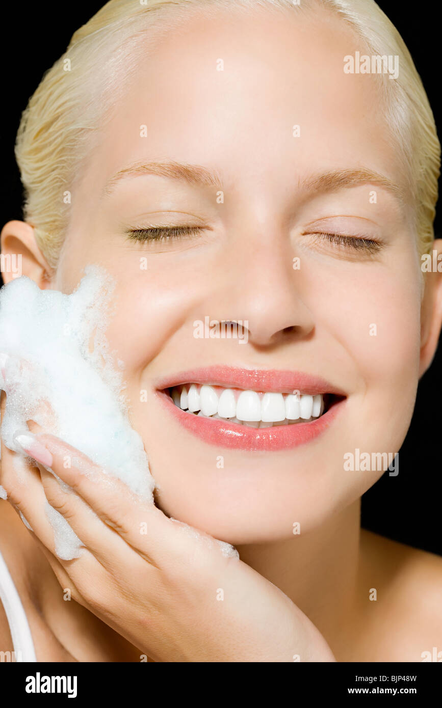 Black Woman Washing Face Stock Photos & Black Woman Washing Face Stock Images Alamy