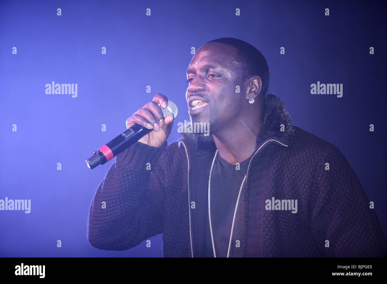 AKON singing live at UK private event 2010 Stock Photo