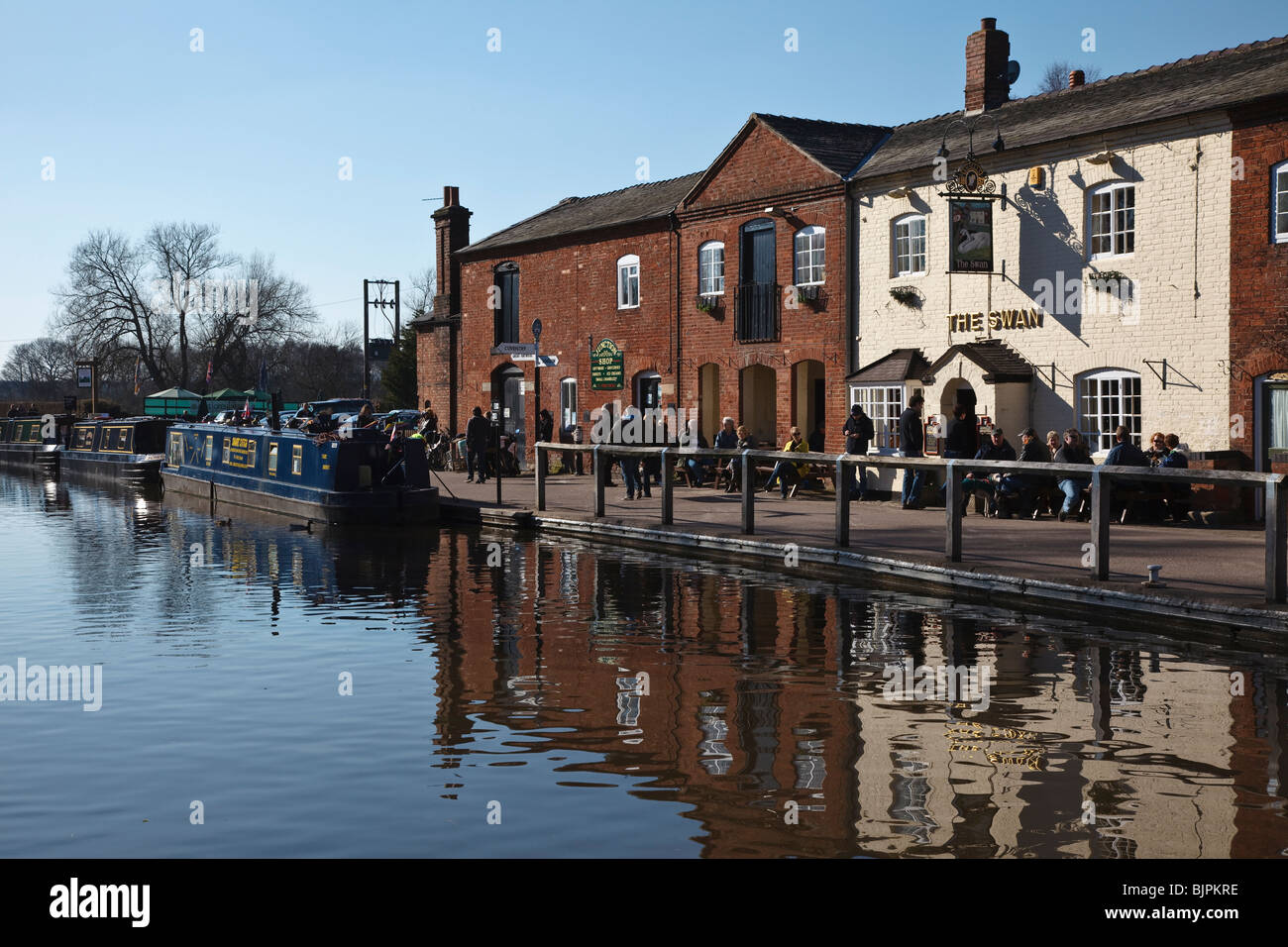 Canalside pub 'The Swan' at Fradley Junction, Staffordshire, England Stock Photo