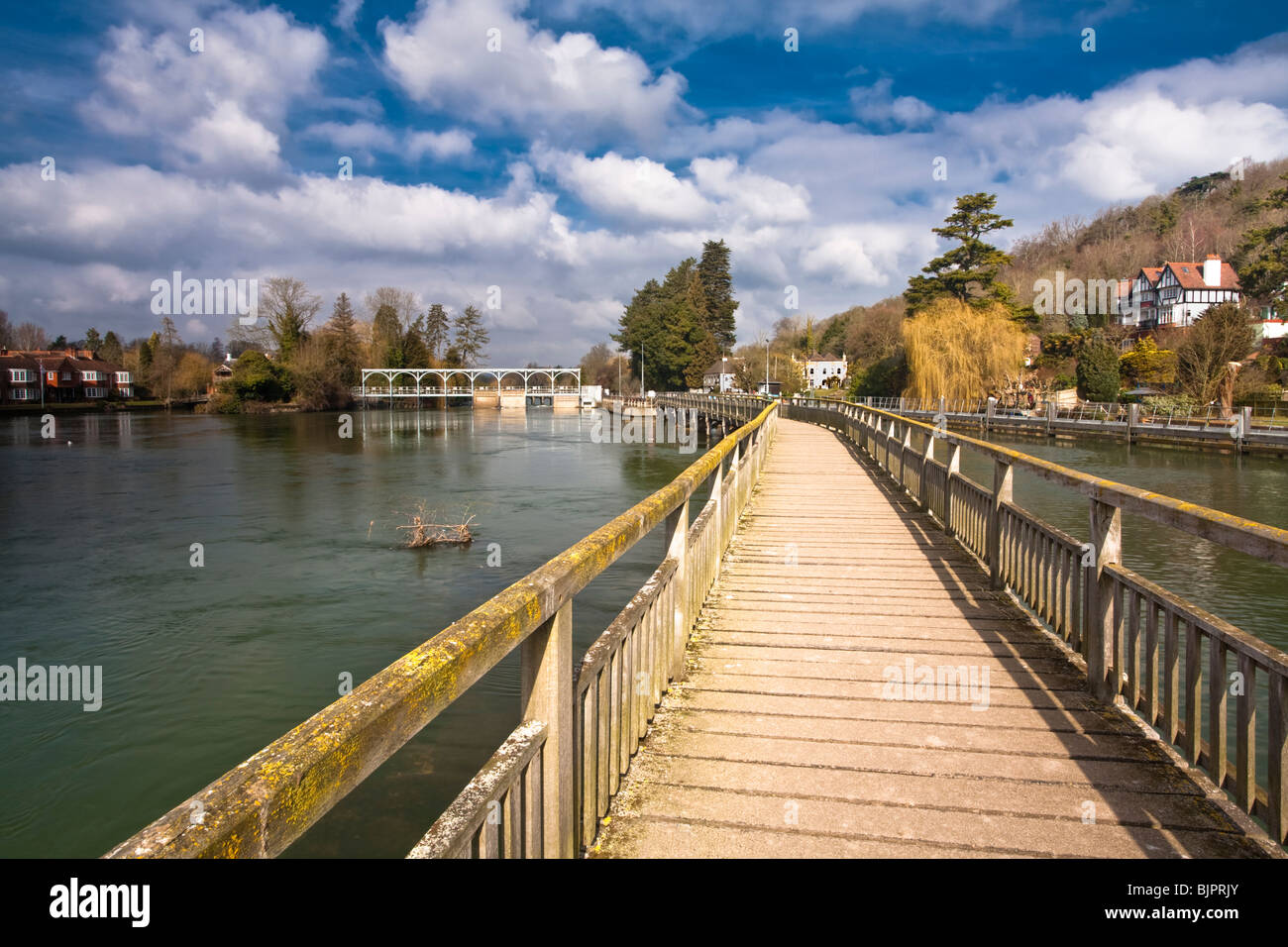 Looking along the wooden footbridge over the River Thames towards Marsh Lock near Henley on Thames in Oxfordshire, Uk Stock Photo