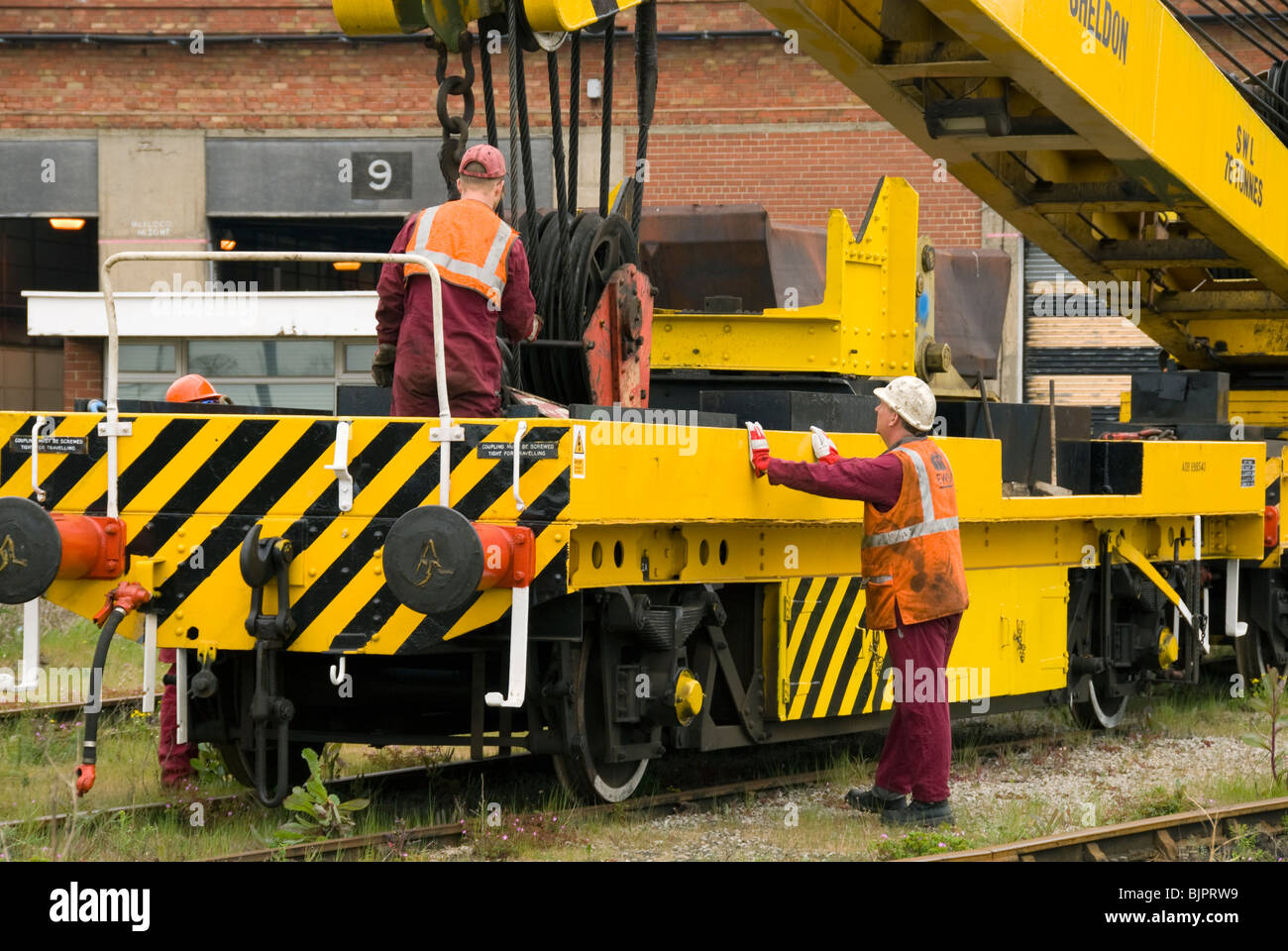 Cowans Sheldon 75 tonne strut jib rail crane.  Stowing the hook on to the relieving bogey.  Teeside, UK Stock Photo