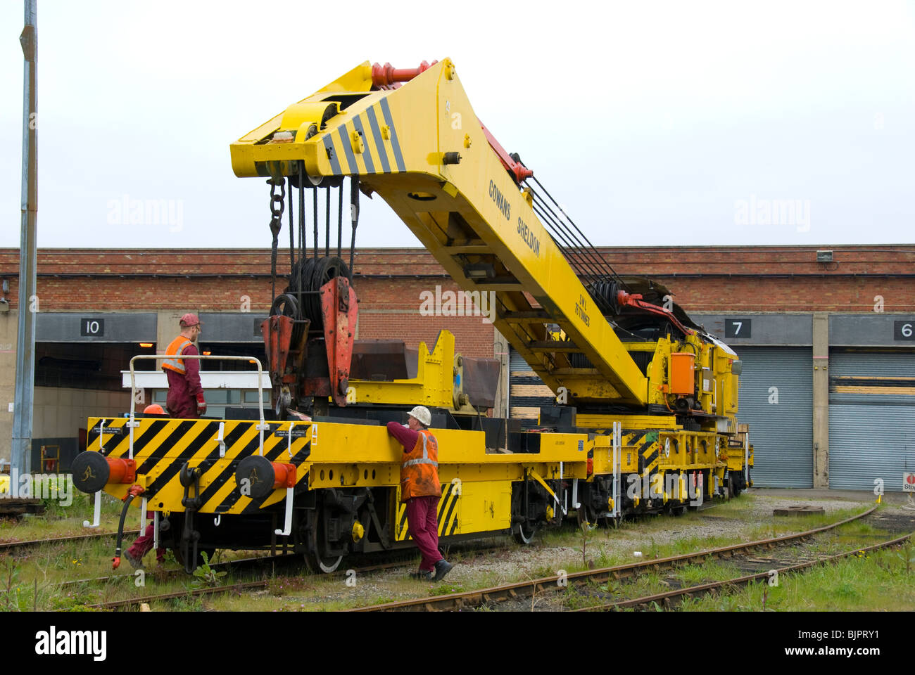Cowans Sheldon 75 tonne strut jib rail crane.  Stowing the jib on to the relieving bogey.  Teeside, UK Stock Photo