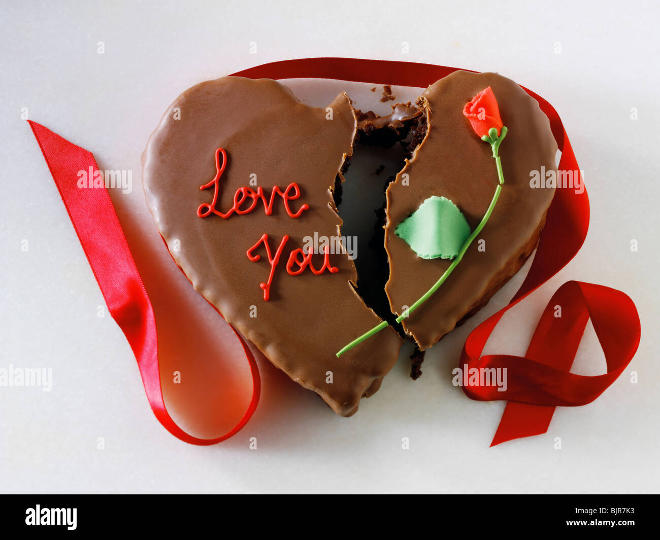 Broken heart cake, broken love Stock Photo - Alamy