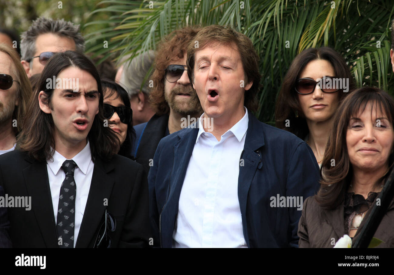 DHANI HARRISON PAUL MCCARTNEY NANCY SHEVELL OLIVIA HARRISON GEORGE HARRISON HONORED POSTHUMOUSLY WITH A STAR ON THE HOLLYWOOD Stock Photo