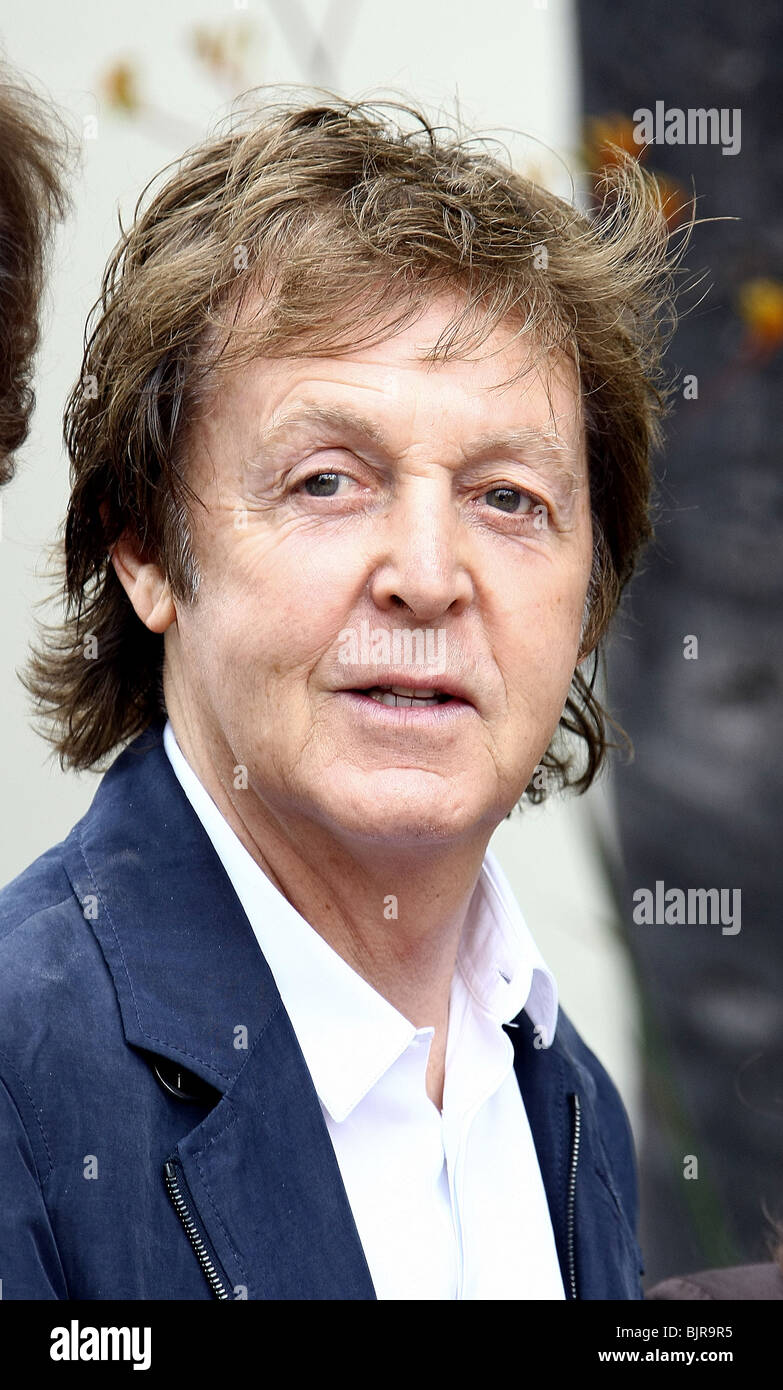 PAUL MCCARTNEY GEORGE HARRISON HONORED POSTHUMOUSLY WITH A STAR ON THE HOLLYWOOD WALK OF FAME HOLLYWOOD LOS ANGELES CA USA 14 Stock Photo