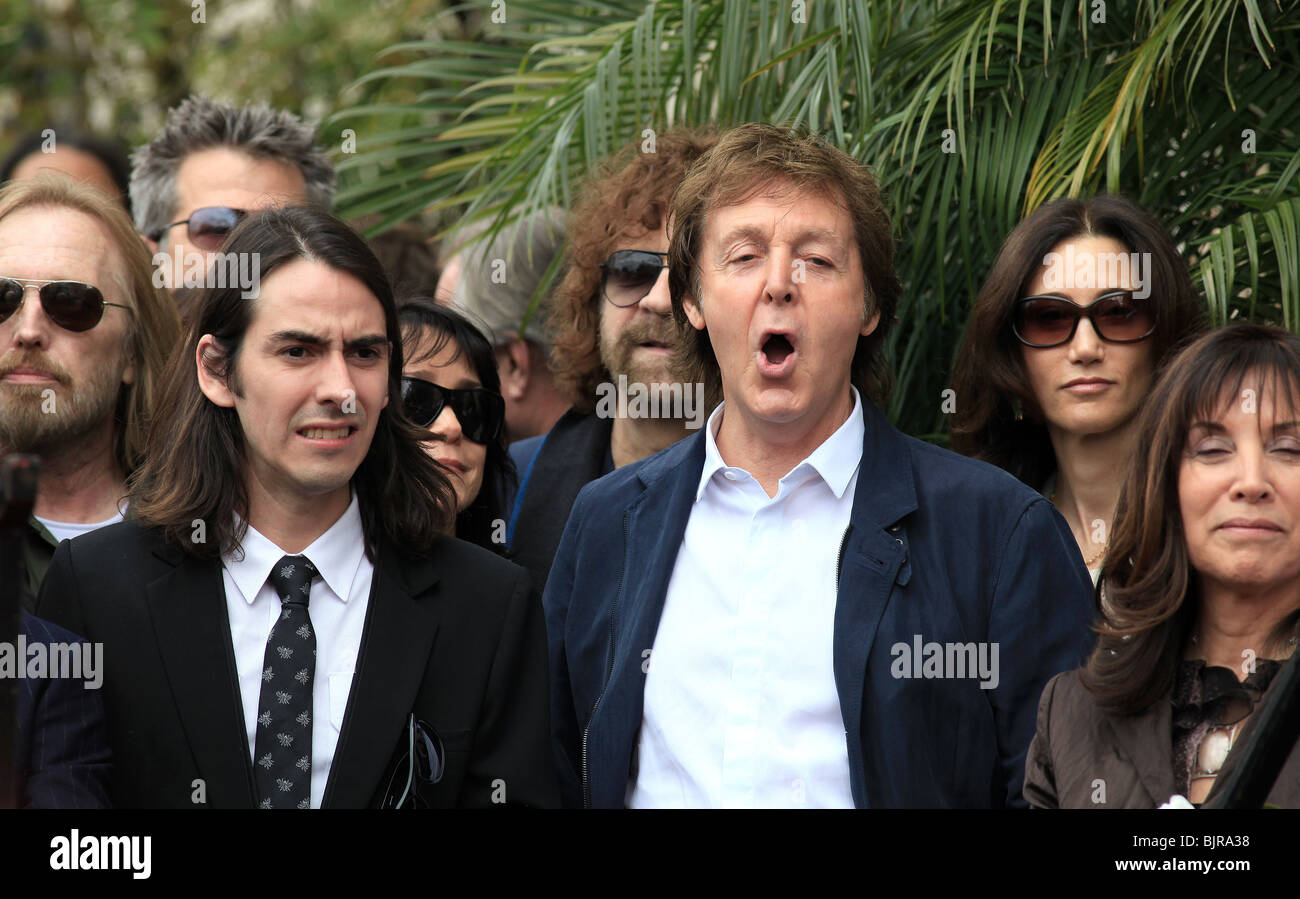 TOM PETTY DHANI HARRISON PAUL MCCARTNEY NANCY SHEVELL OLIVIA HARRISON GEORGE HARRISON HONORED POSTHUMOUSLY WITH A STAR ON TH Stock Photo