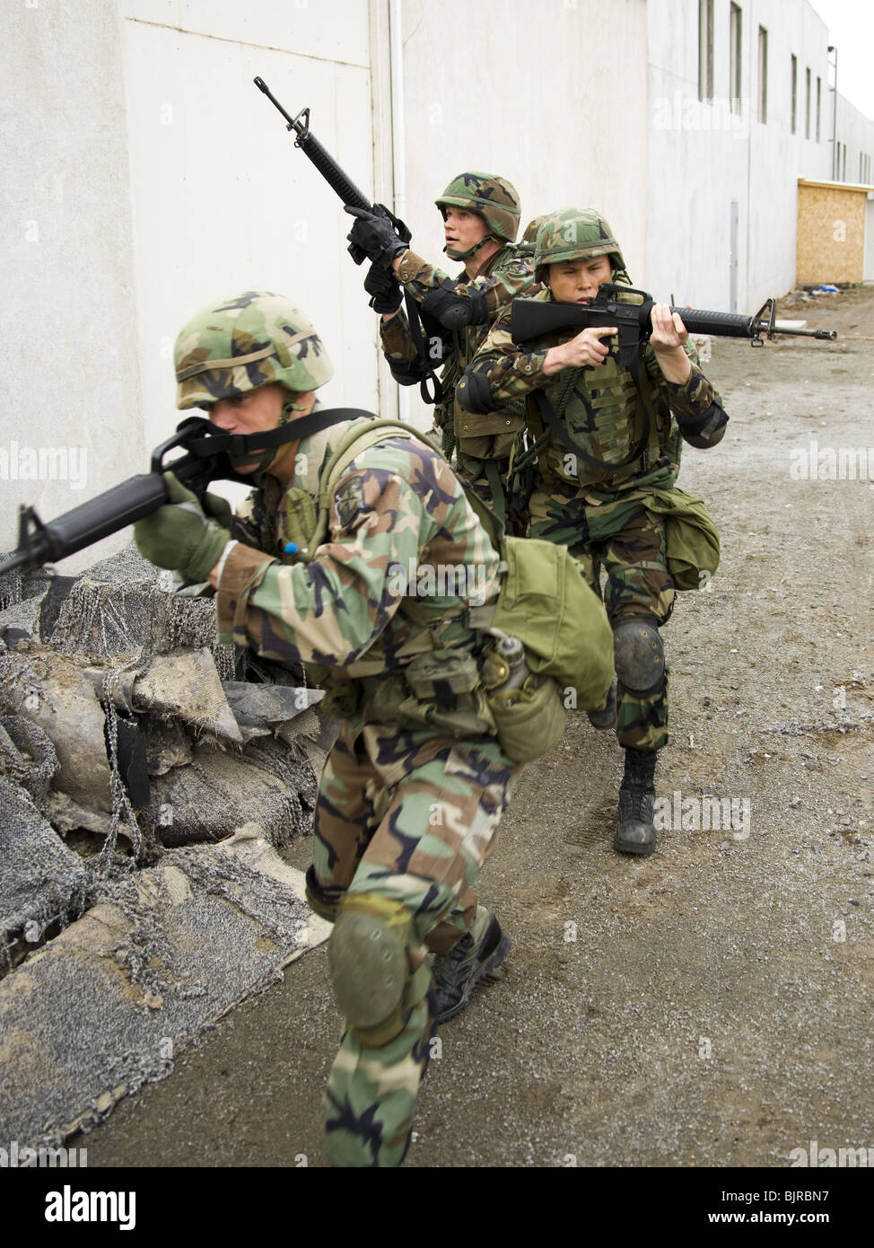 Soldiers aiming guns hi-res stock photography and images - Alamy