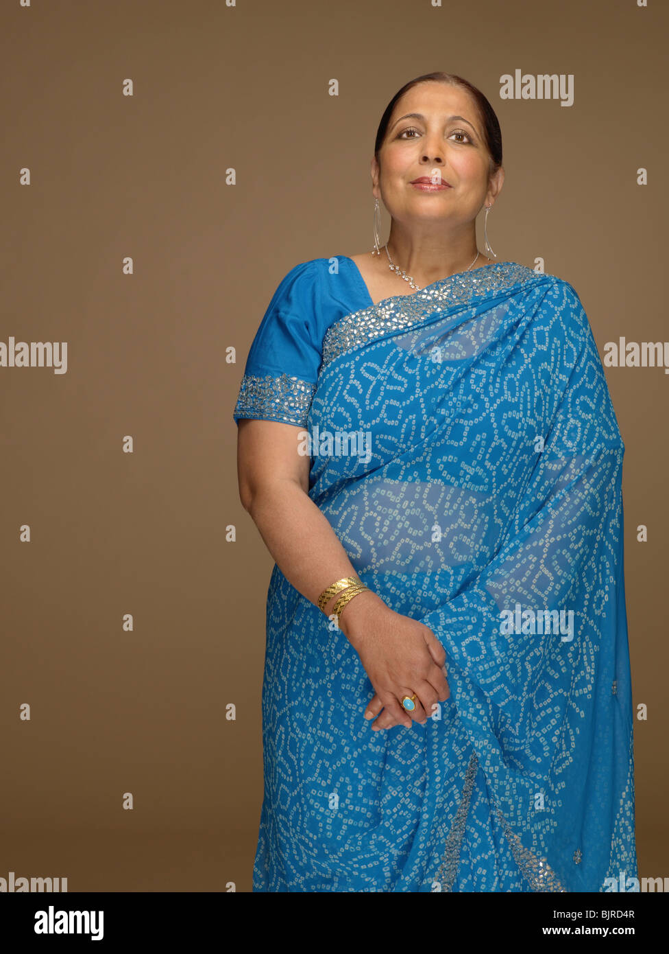 Older indian woman sari hi-res stock photography and images - Alamy