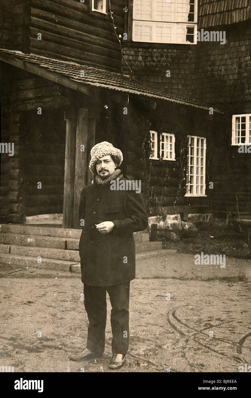 Russian author Leonid Andreyev at his house in Vammelsuu (Serovo), early 20th century. Artist: Karl Karlovich Bulla Stock Photo