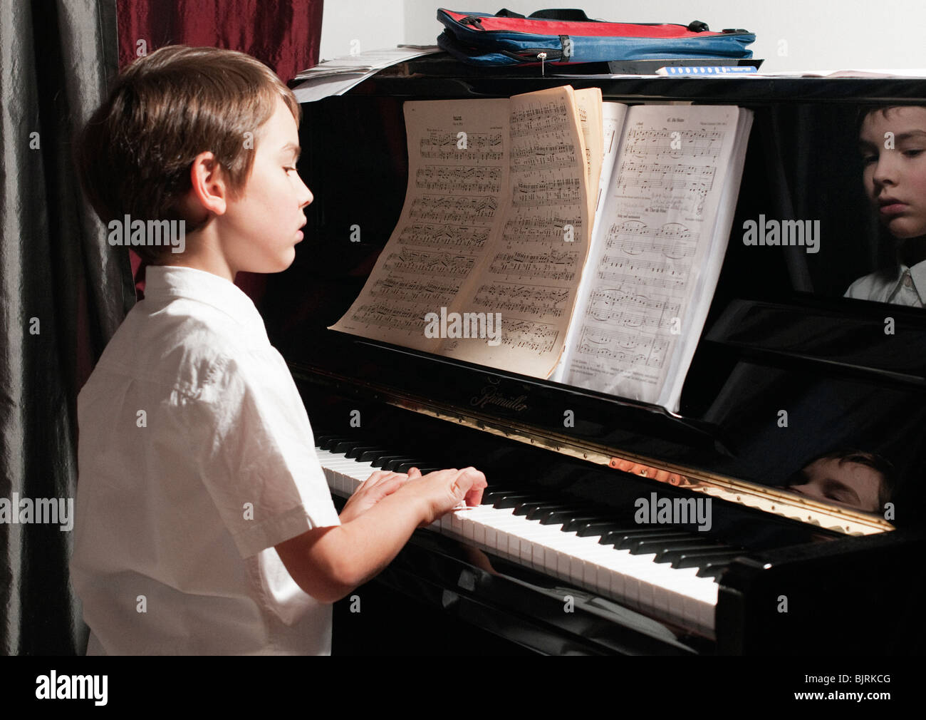 Write a song. Урок сольфеджио. Дети в музыкальной школе. Музыкальная школа фортепиано. Пишем музыку уроки.