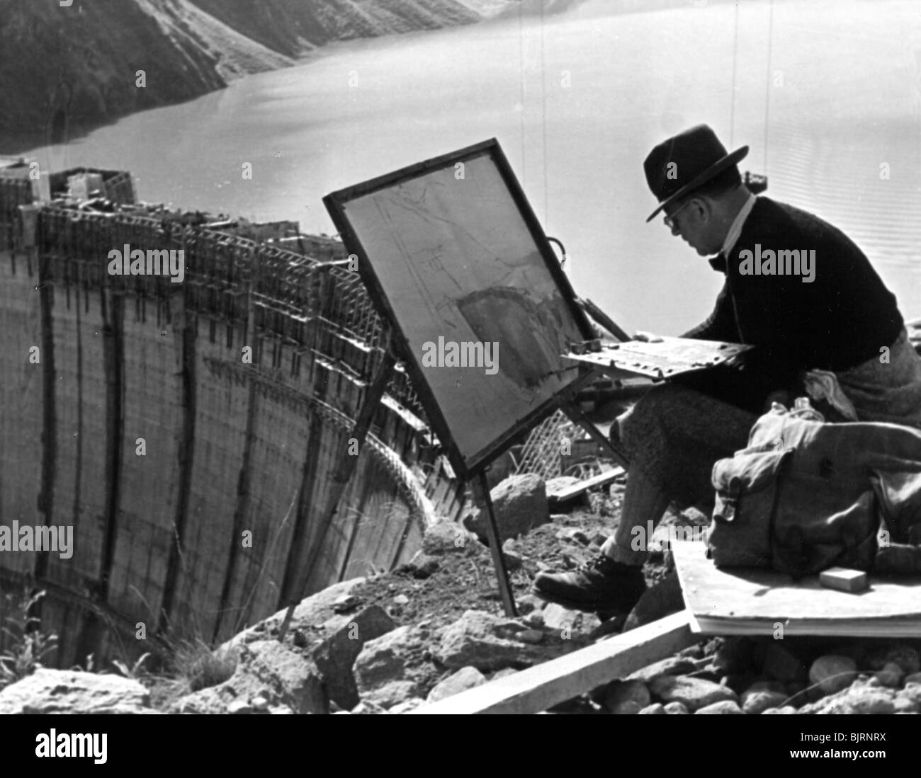 A artist from Linz painting the Limberg Dam, Austria, c1947-1951. Artist: Unknown Stock Photo