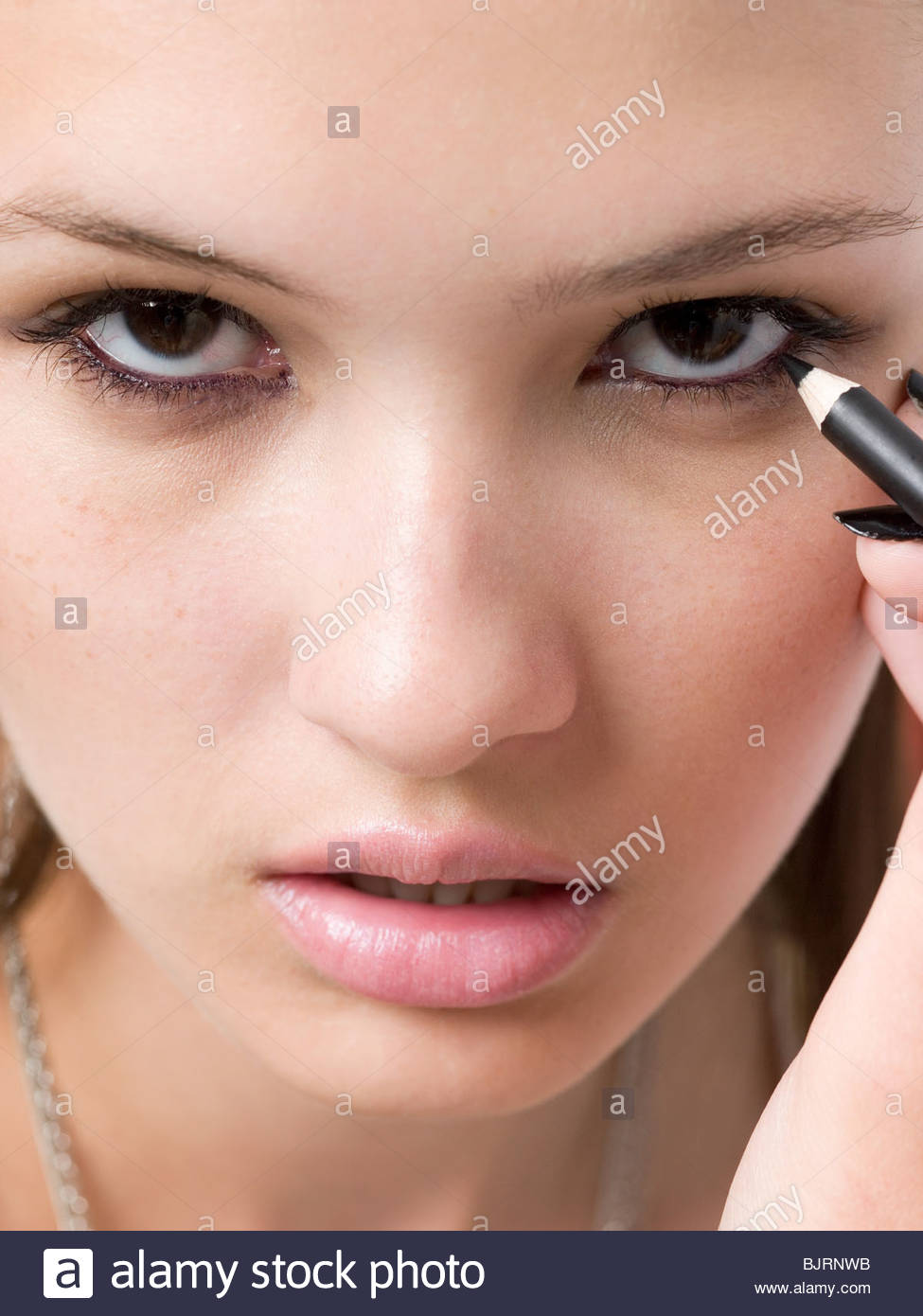 Eyeliner Applying Stock Photos & Eyeliner Applying Stock Images Alamy