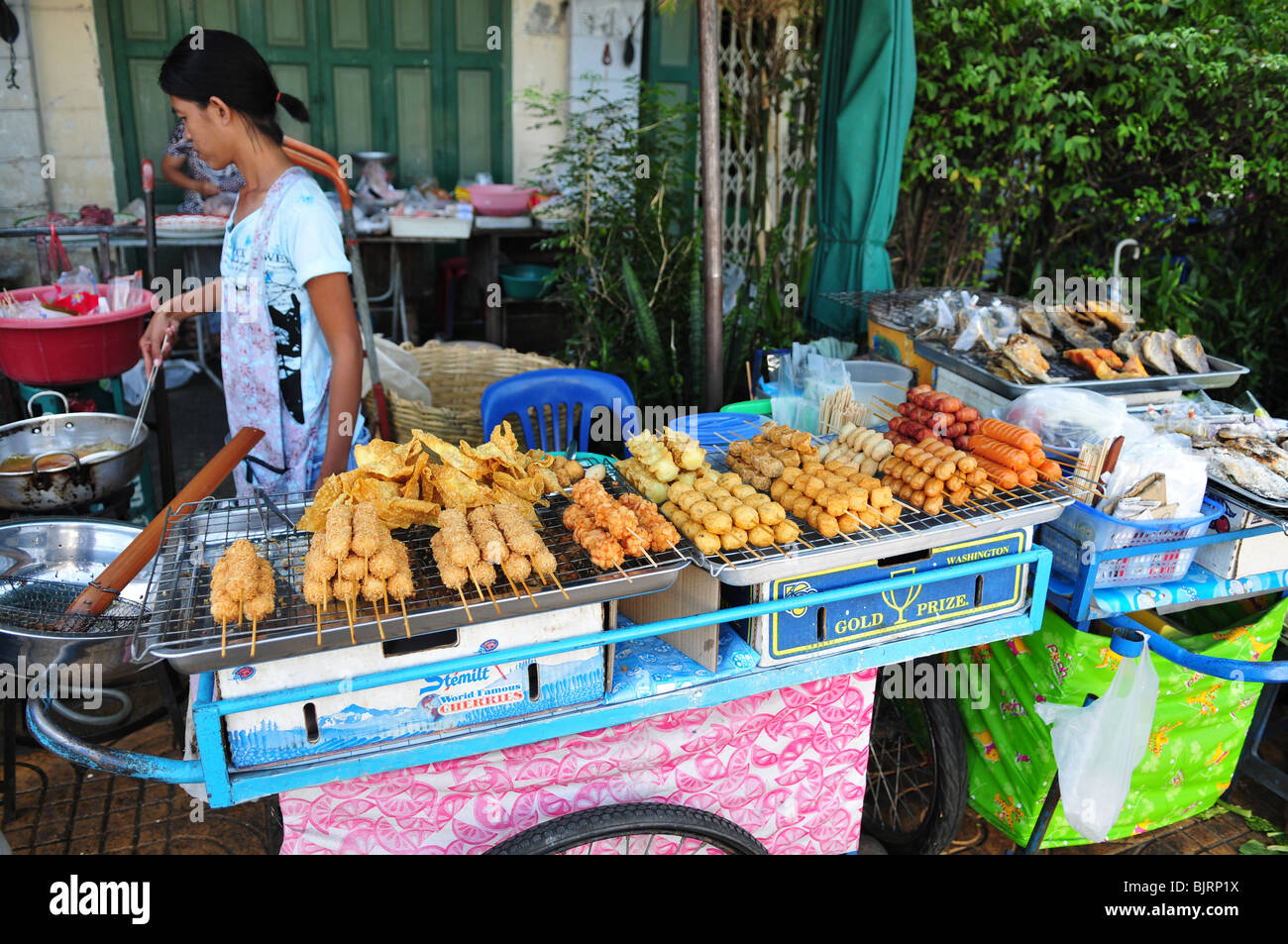 Thai street food market Stock Photo - Alamy