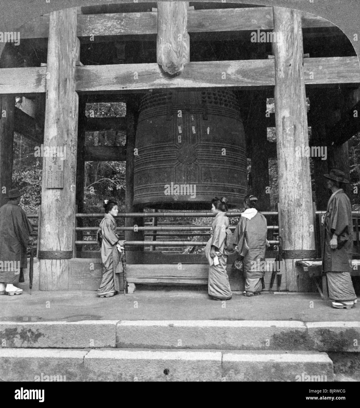 The great bell of Chion-in Temple, Kyoto, Japan, 1904.Artist: Underwood & Underwood Stock Photo