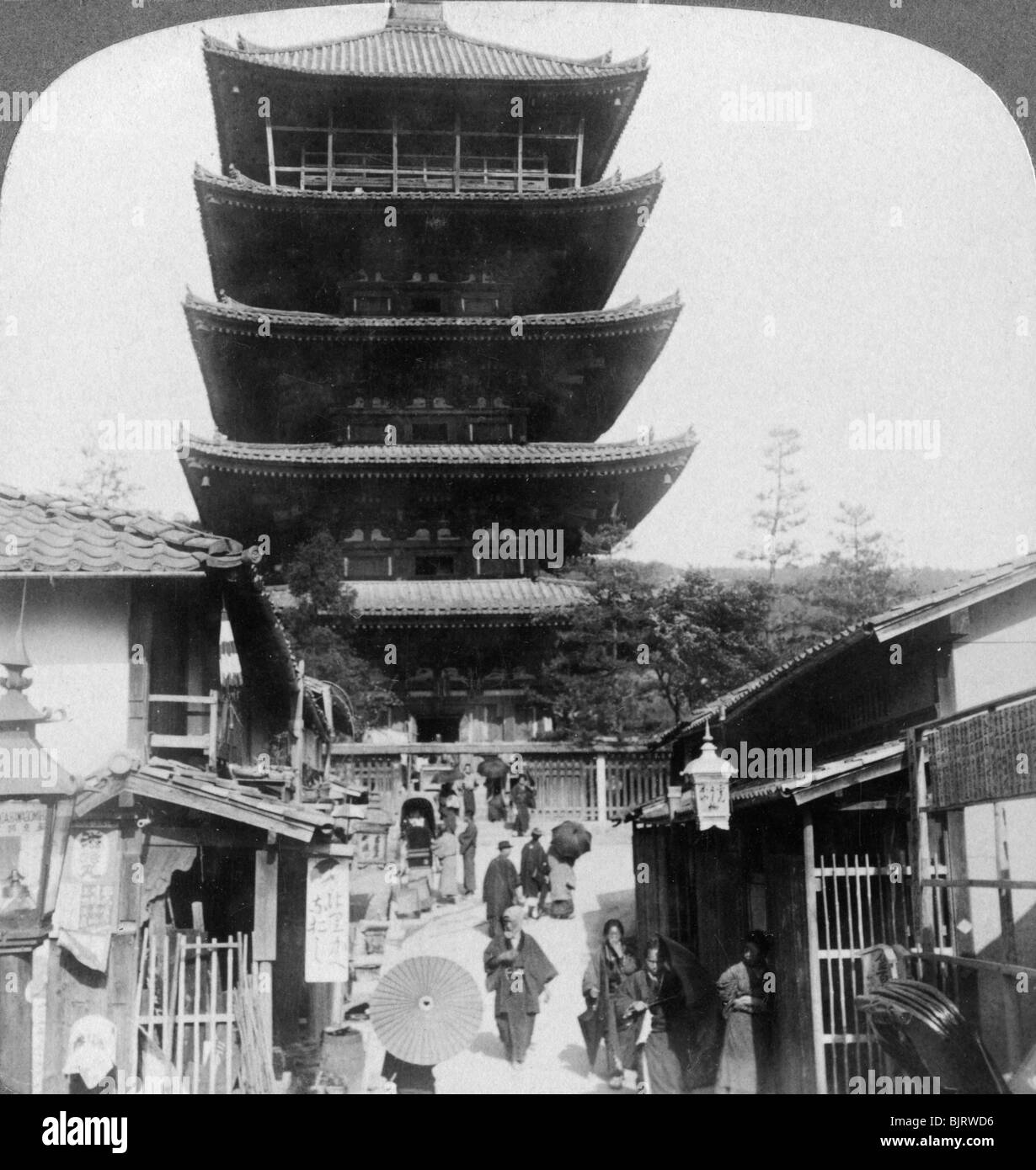 The west side of the five-storey Yasaka Pagoda, Kyoto, Japan, 1904.Artist: Underwood & Underwood Stock Photo