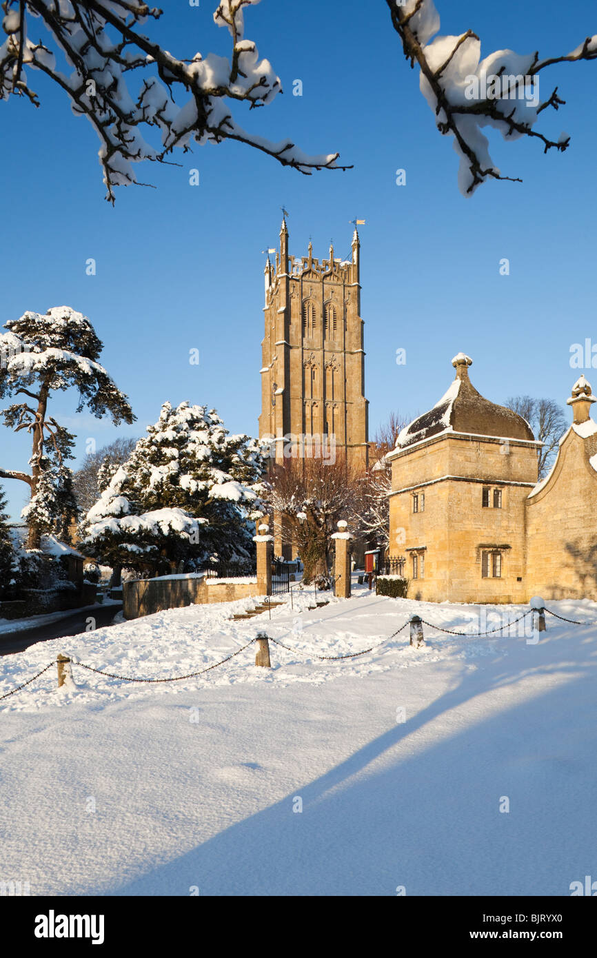 Winter snow on St James church and the Jacobean lodges in the Cotswold town of Chipping Campden, Gloucestershire UK Stock Photo