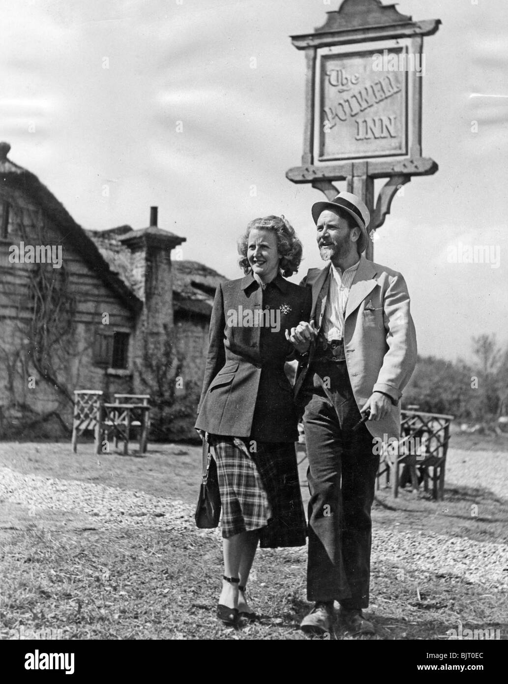 JOHN MILLS on set of The History of Mr Polly  at Denham Studios in 1948 with his wife Mary Hayley Bell Stock Photo