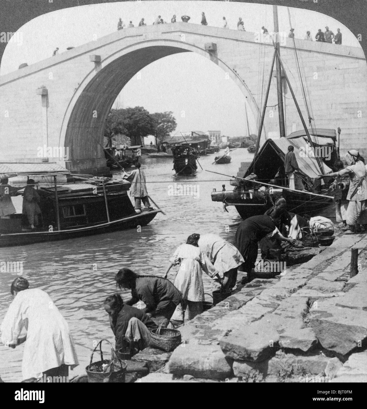 Woo Men Bridge and Grand Imperial Canal, Soo-chow (Suzhou), China, 1900.Artist: Underwood & Underwood Stock Photo