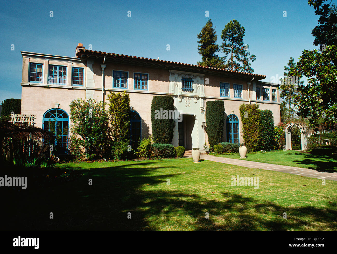 One storey home exterior hi-res stock photography and images - Alamy