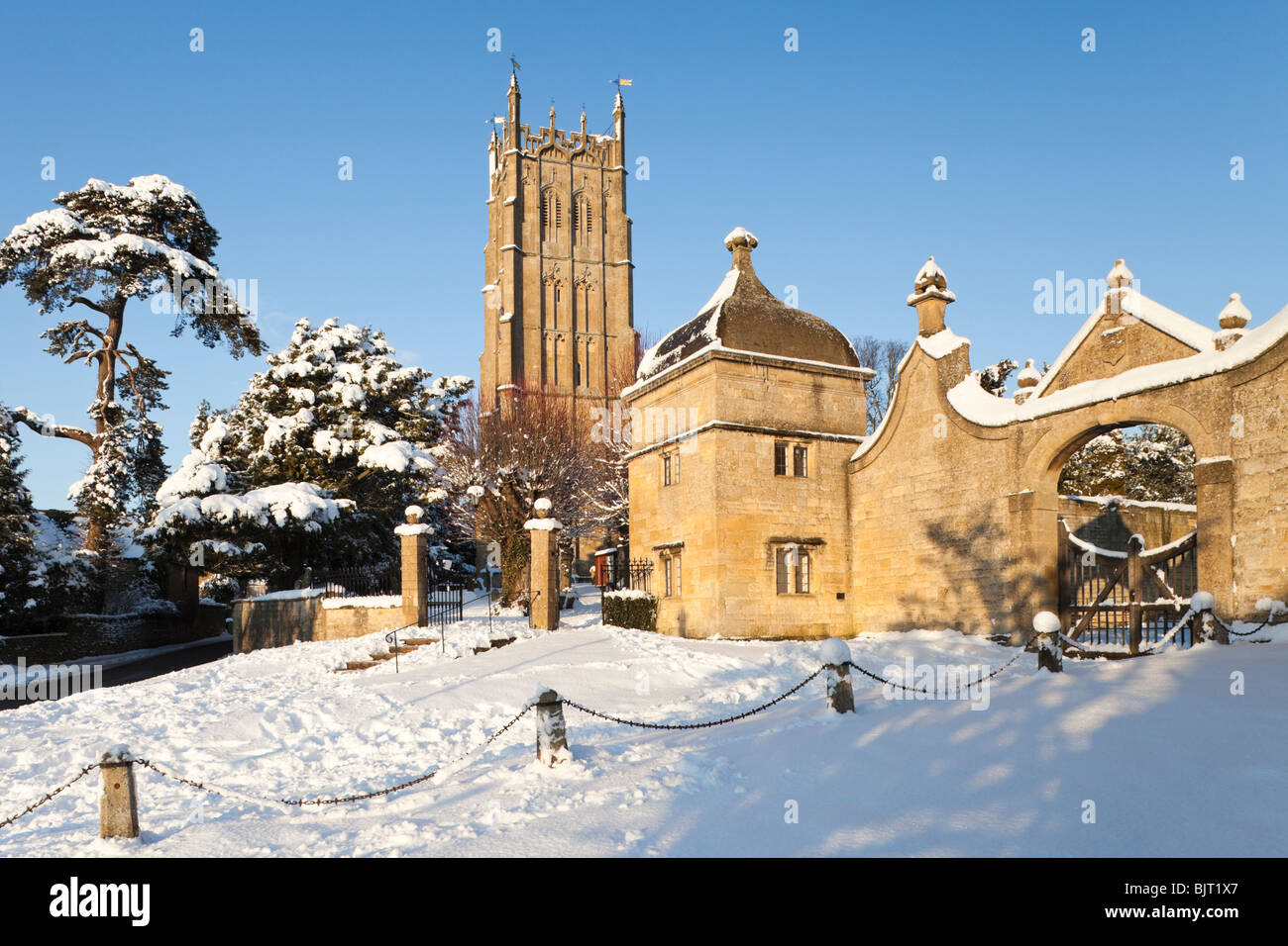 Winter snow on St James church and the Jacobean lodges in the Cotswold town of Chipping Campden, Gloucestershire Stock Photo