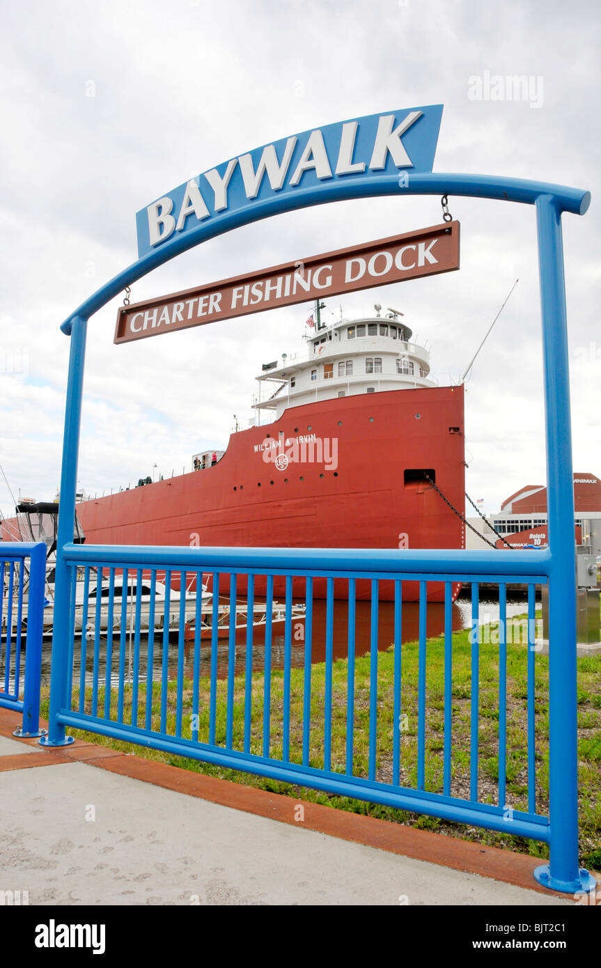 https://c8.alamy.com/comp/BJT2C1/boatwalk-area-in-downtown-duluth-minnesota-BJT2C1.jpg