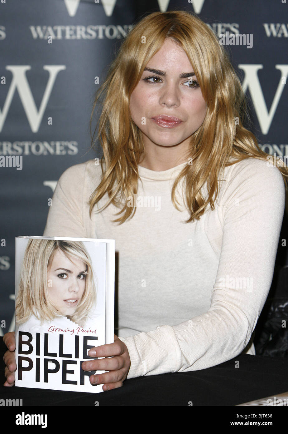 BILLIE PIPER BILLIE PIPER BOOK SIGNING GROWING PAINS WATERSTONES OXFORD STREET LONDON 23 October 2006 Stock Photo