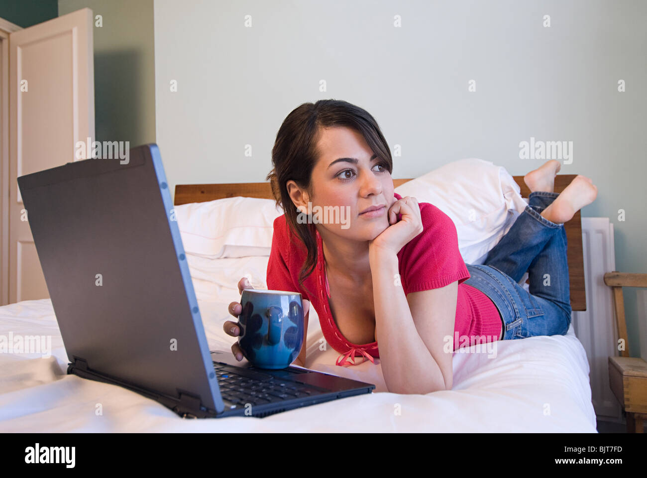 мужчина в постели с женой. романтичная брачная ночь. русские женщины в постели. женщина изменяет. спящие подруги.