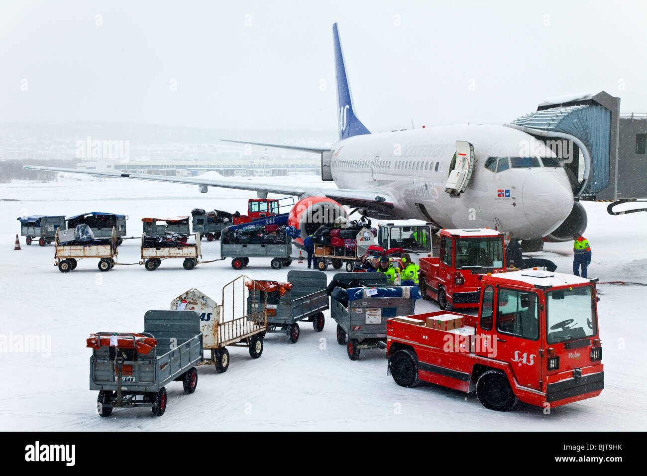 Airport: Loading and unloading bags Stock Photo: 28808575 - Alamy