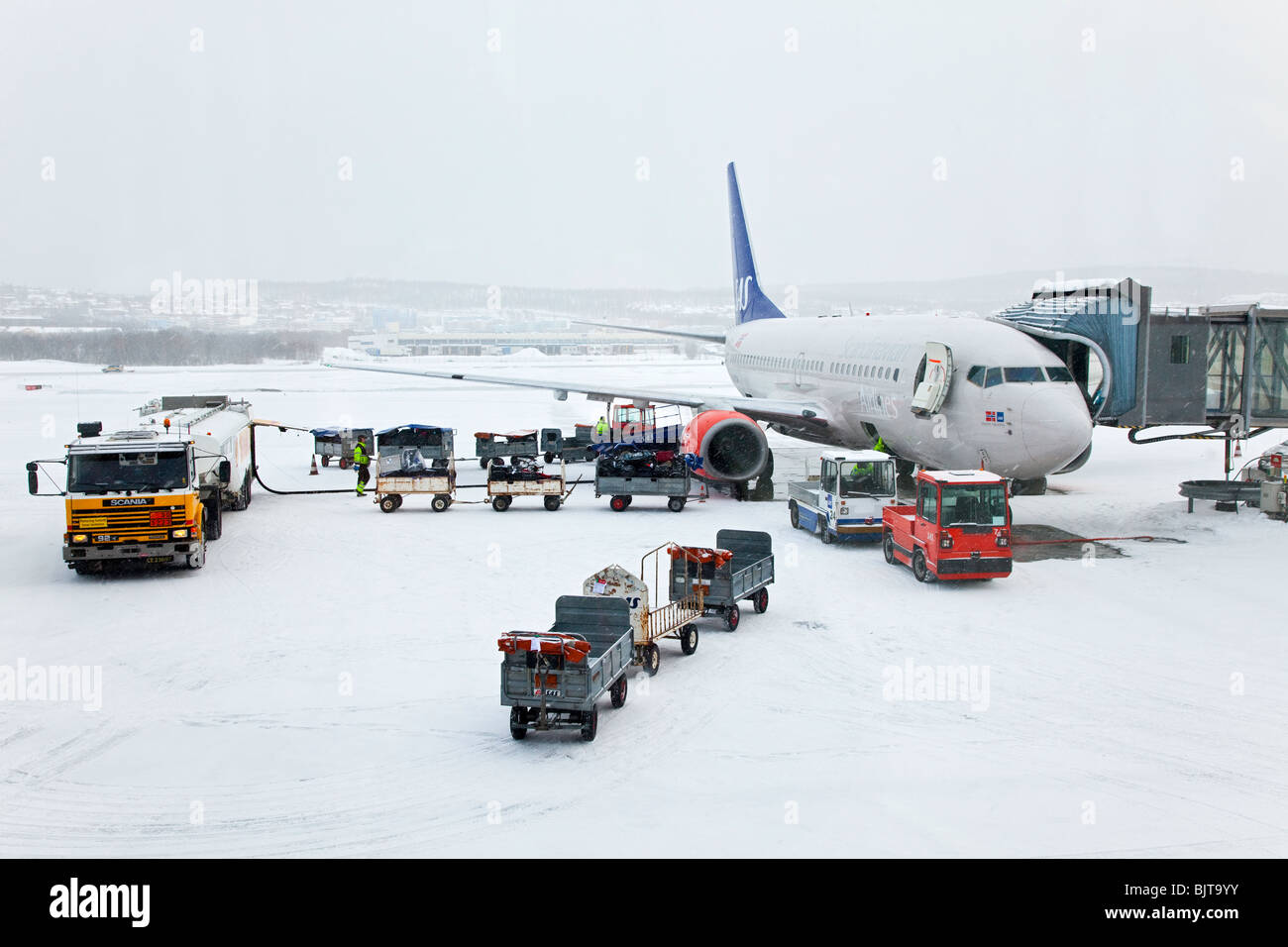 Aircraft loading and refueling Stock Photo Alamy