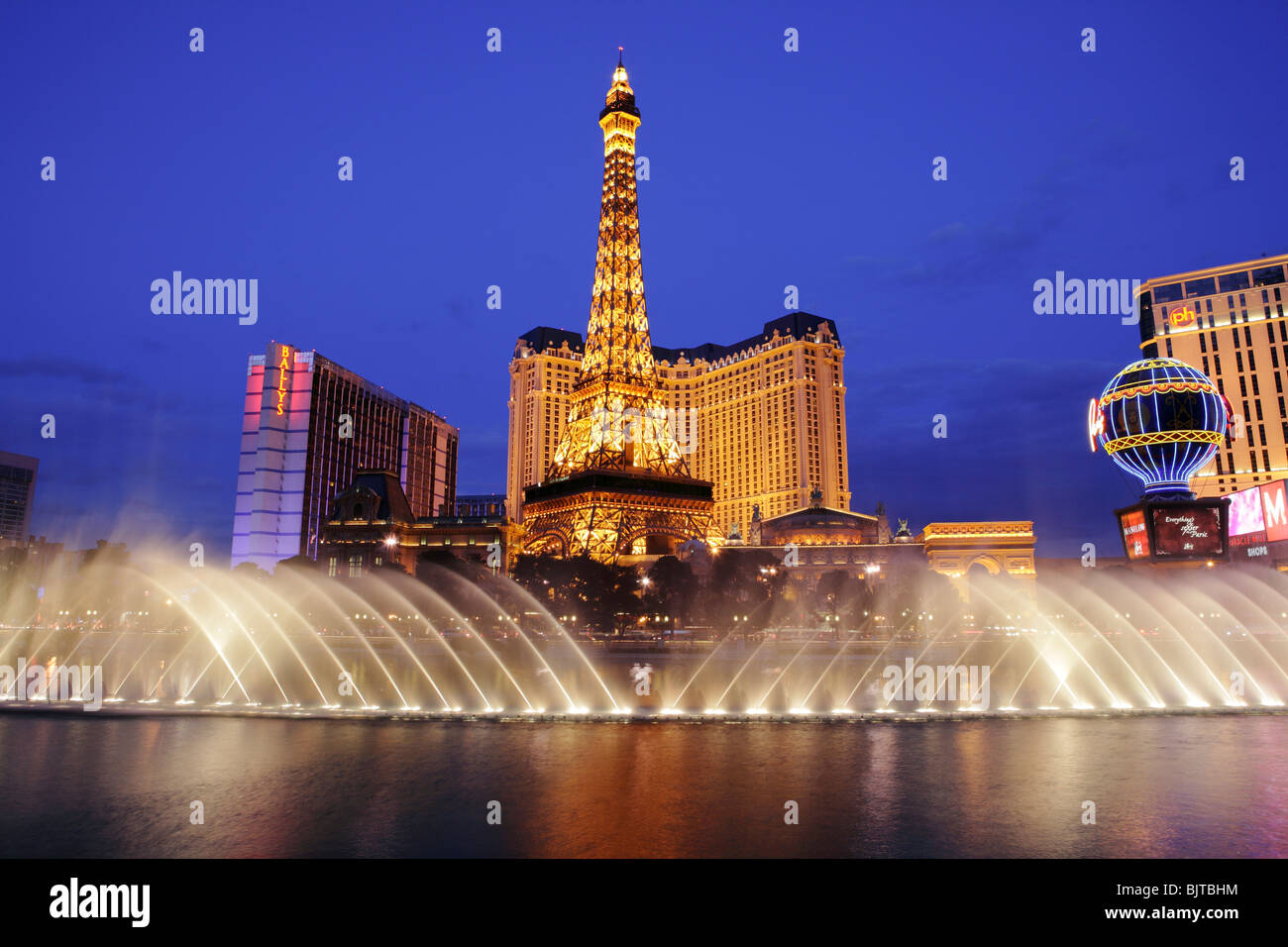 View of Paris Las Vegas and Bellagio Hotel & Casino at night Stock Photo -  Alamy