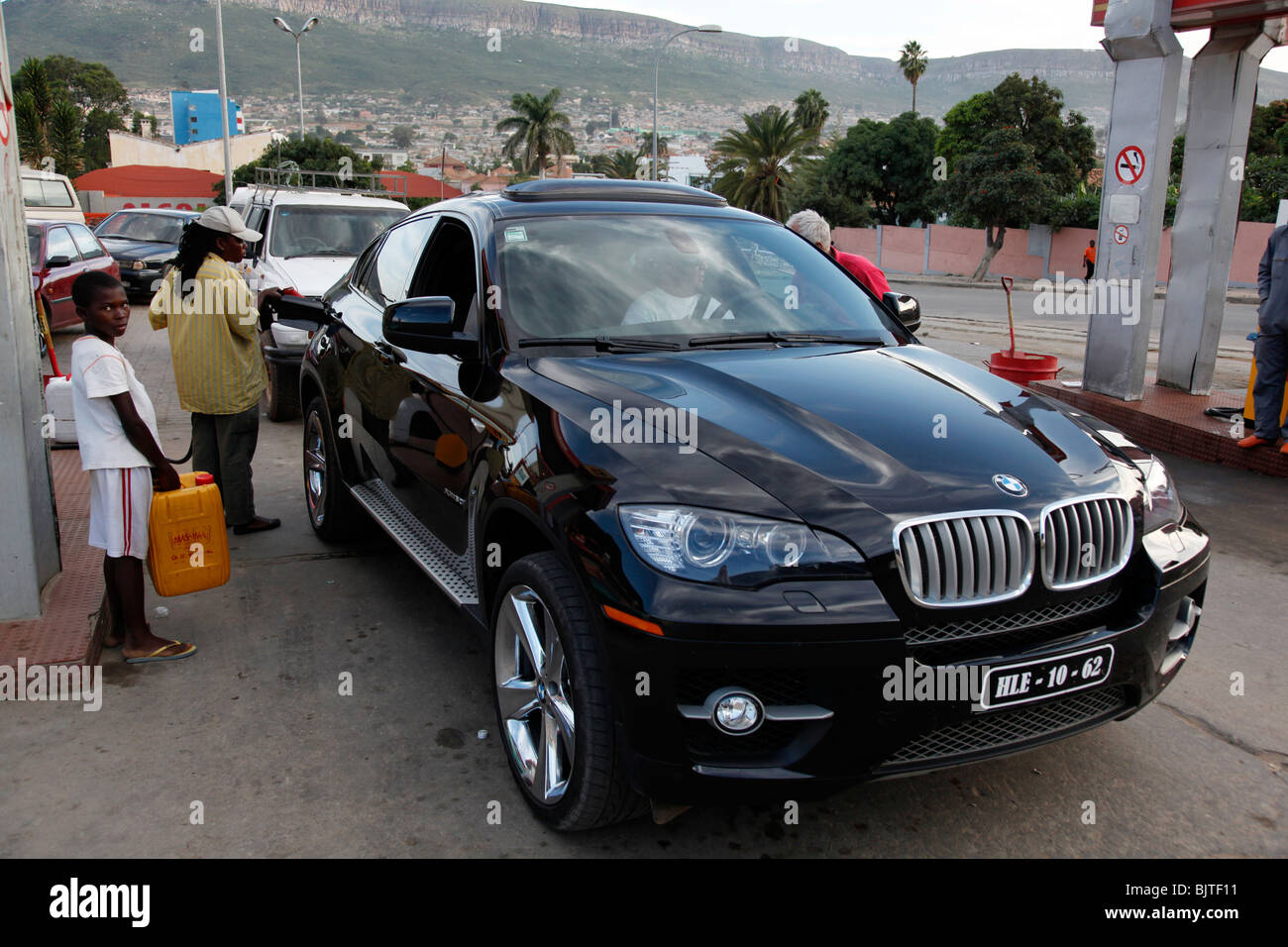 Angolan elite enjoy the import of expensive cars whilst the poor look
