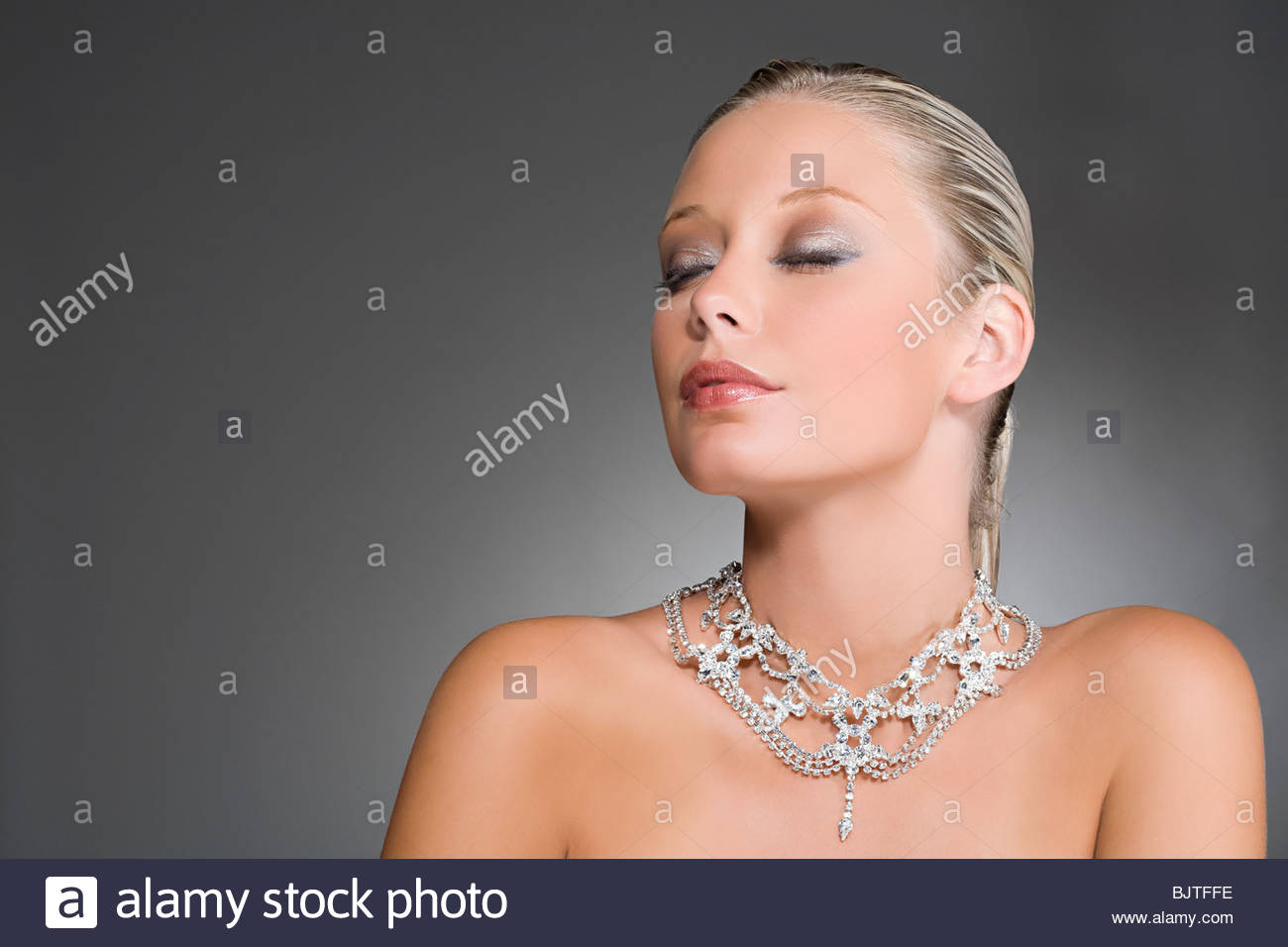 A Diamond Necklace Stock Photos & A Diamond Necklace Stock Images - Alamy